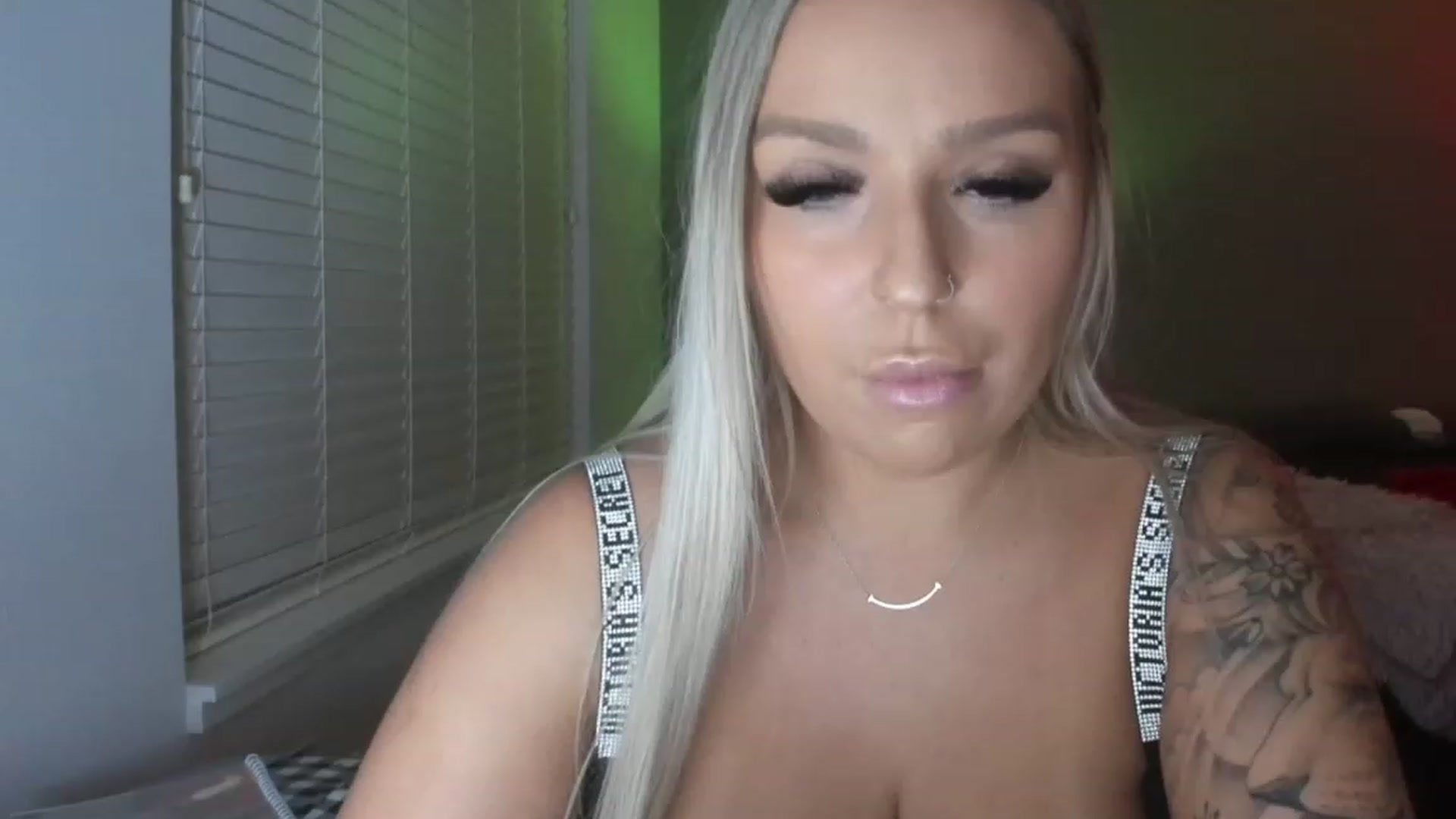 Gallery image thumbnail from KissMyTitsPls's myfreecams stream on, 12/23/2022, 01:21 image 3 of 20