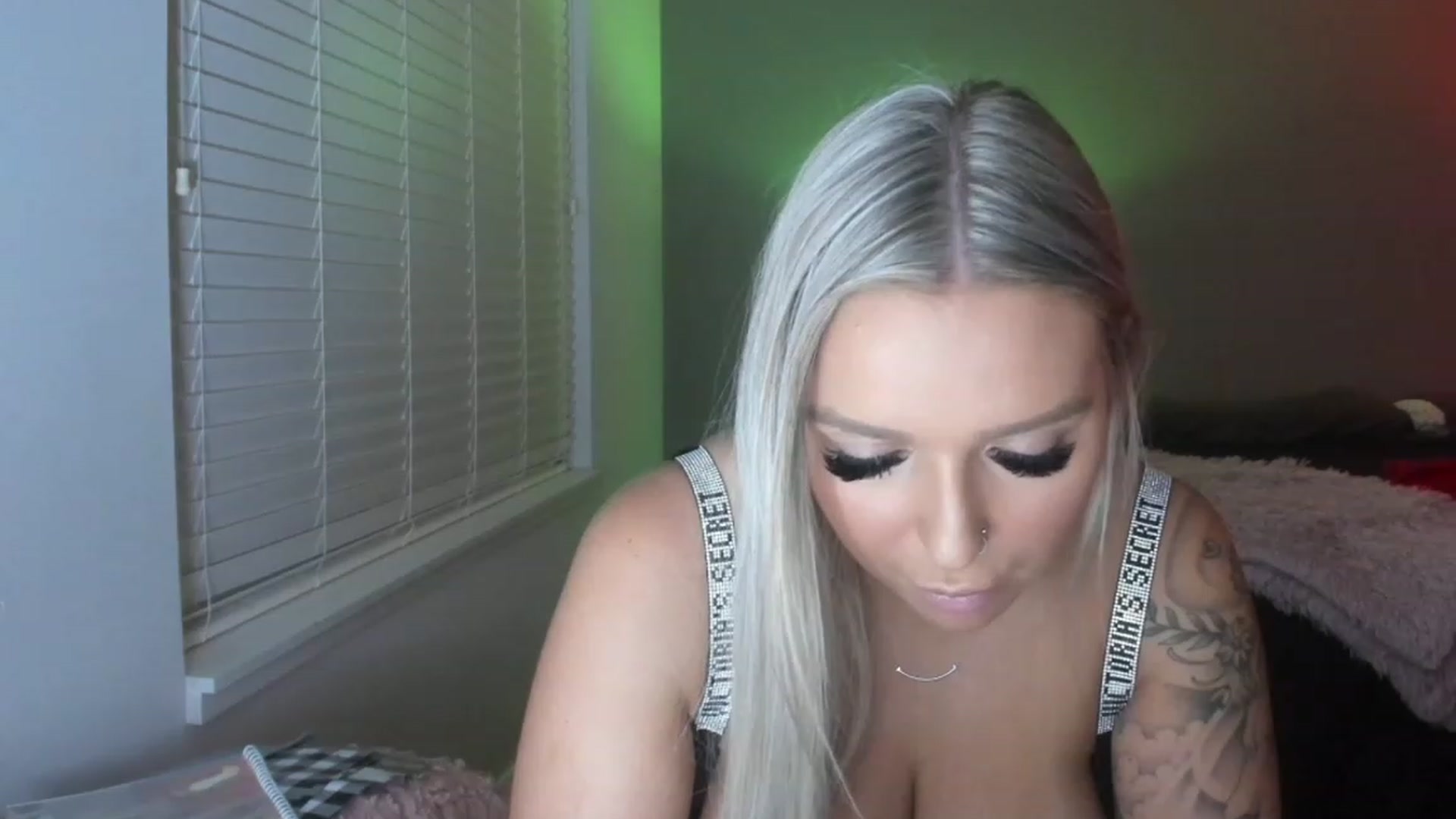Gallery image thumbnail from KissMyTitsPls's myfreecams stream on, 12/23/2022, 01:21 image 17 of 20