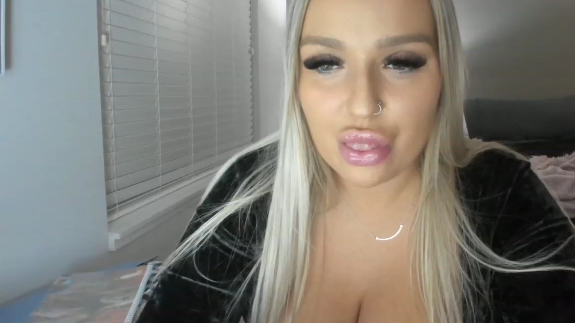Gallery image thumbnail from KissMyTitsPls's myfreecams stream on, 12/23/2022, 07:04 image 9 of 20
