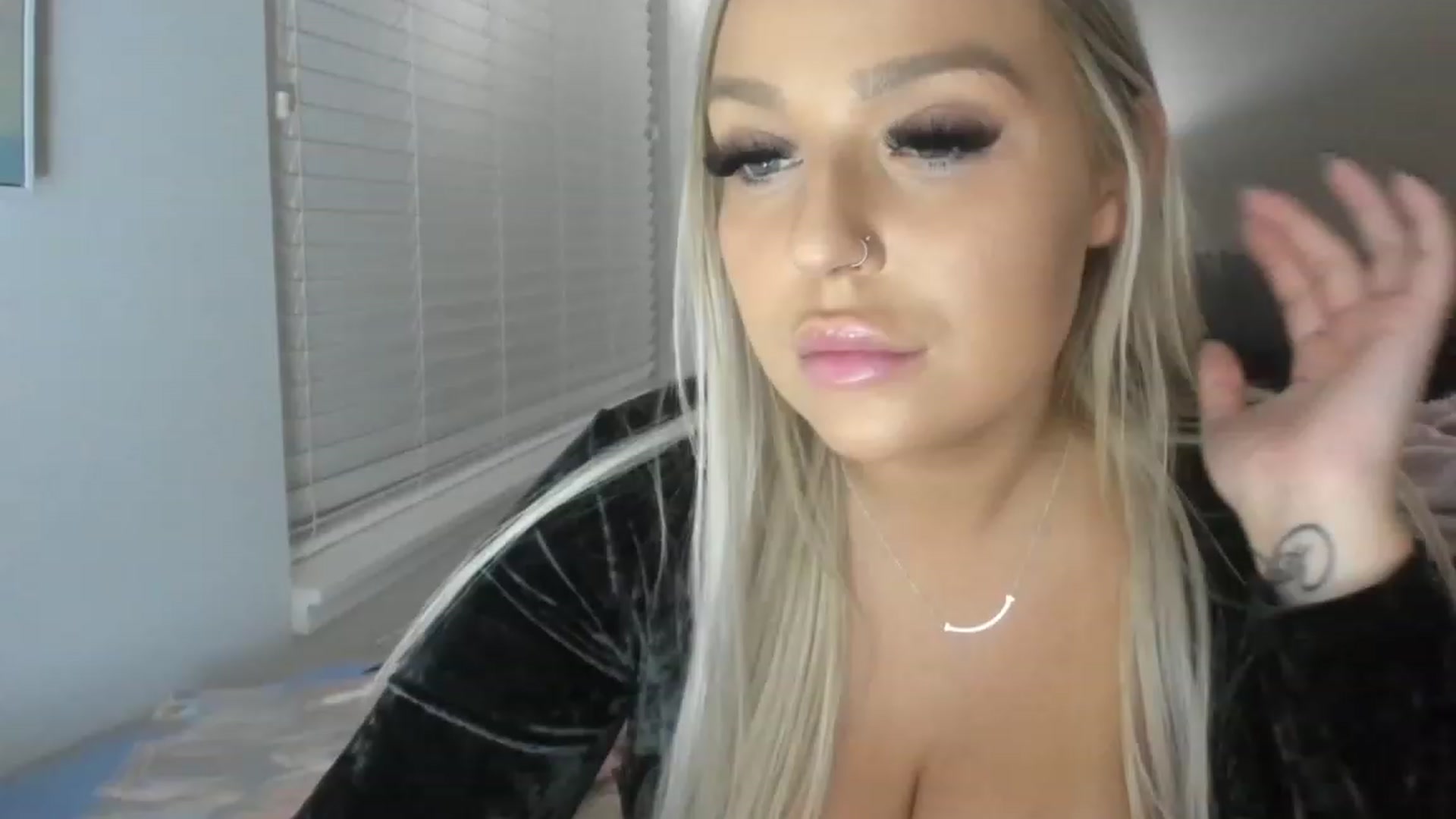 Gallery image thumbnail from KissMyTitsPls's myfreecams stream on, 12/23/2022, 07:04 image 12 of 20