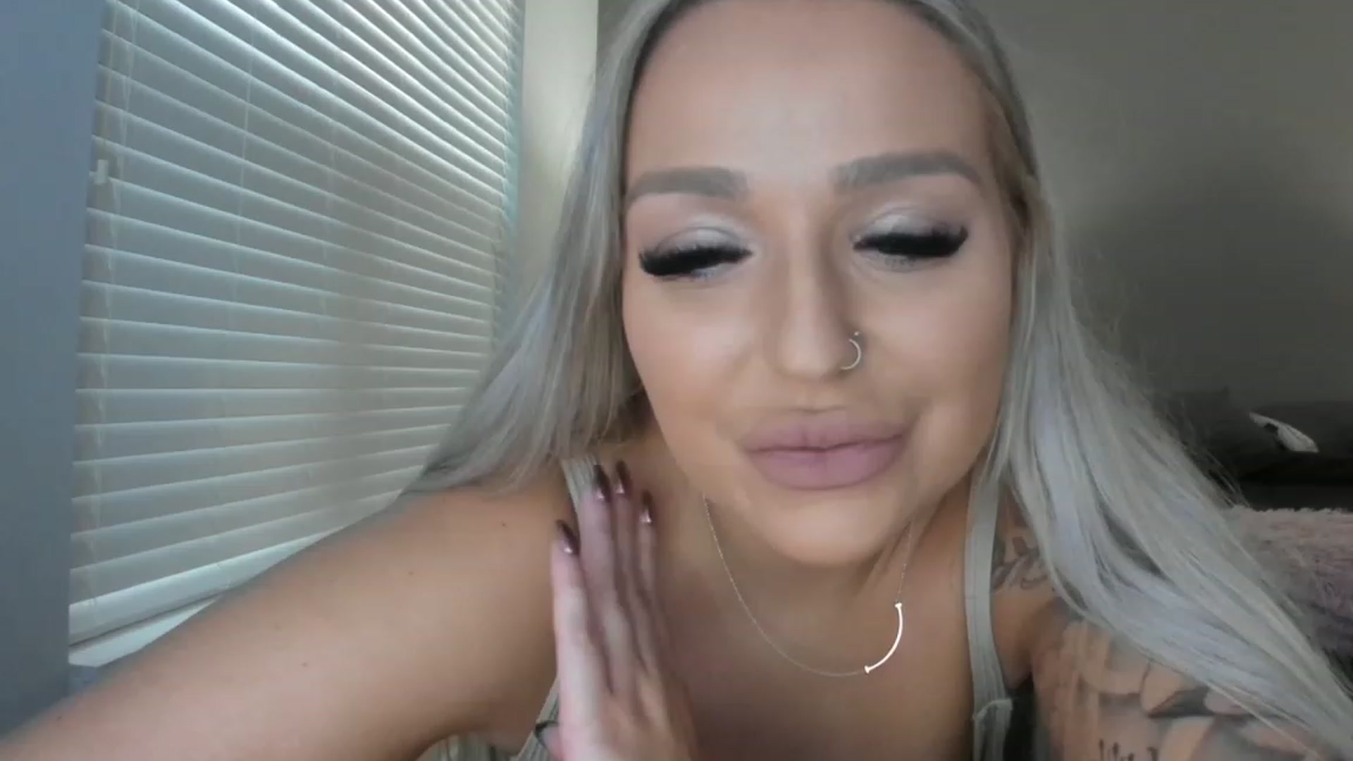 Gallery image thumbnail from KissMyTitsPls's myfreecams stream on, 01/13/2023, 22:16 image 12 of 20