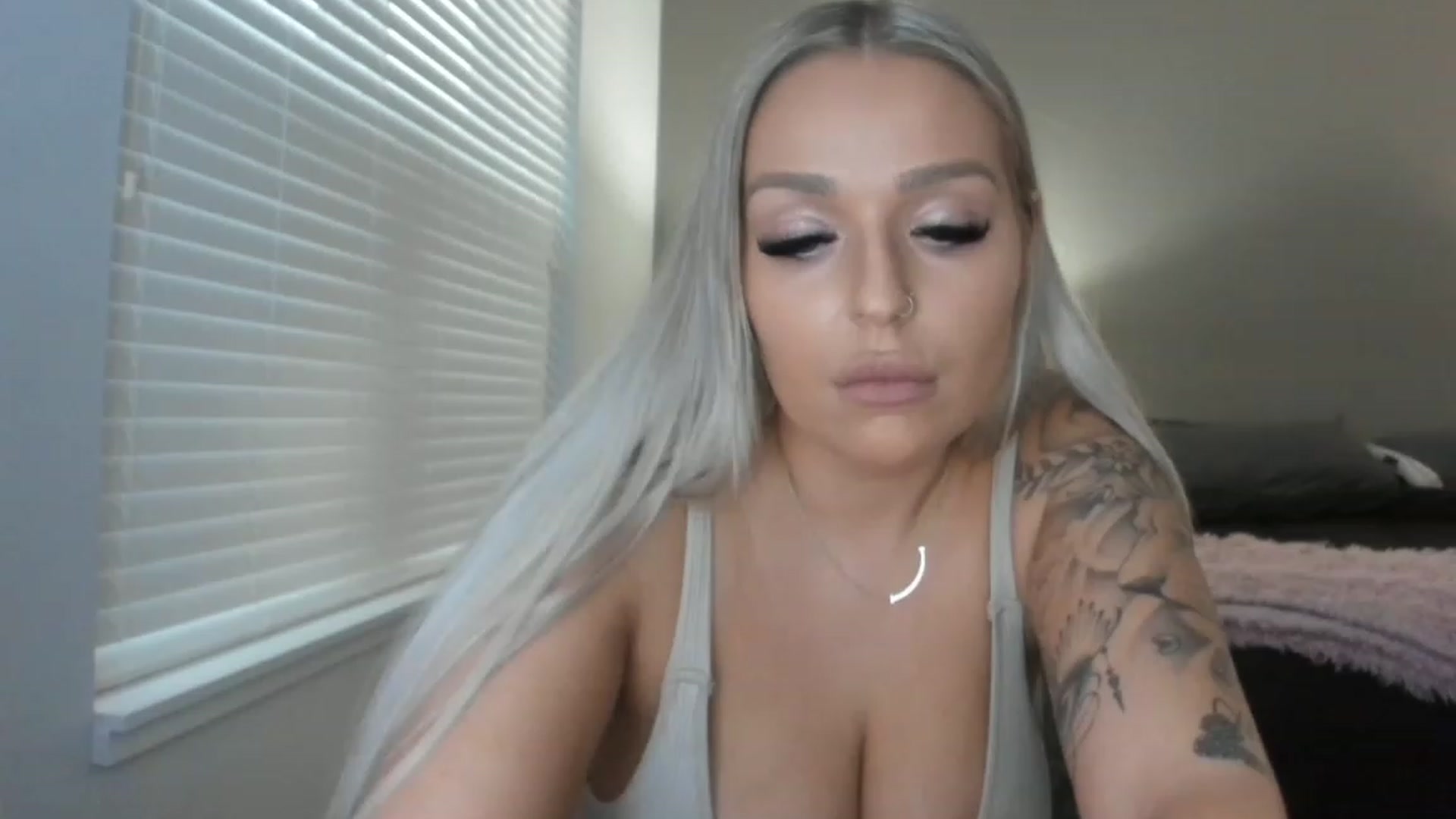 Gallery image thumbnail from KissMyTitsPls's myfreecams stream on, 01/13/2023, 22:16 image 19 of 20