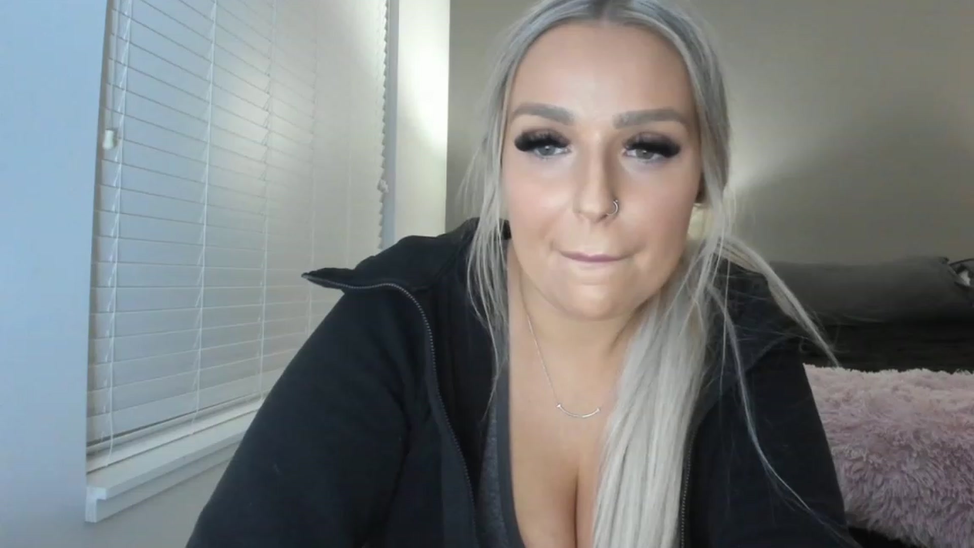Gallery image thumbnail from KissMyTitsPls's myfreecams stream on, 01/18/2023, 02:40 image 1 of 20