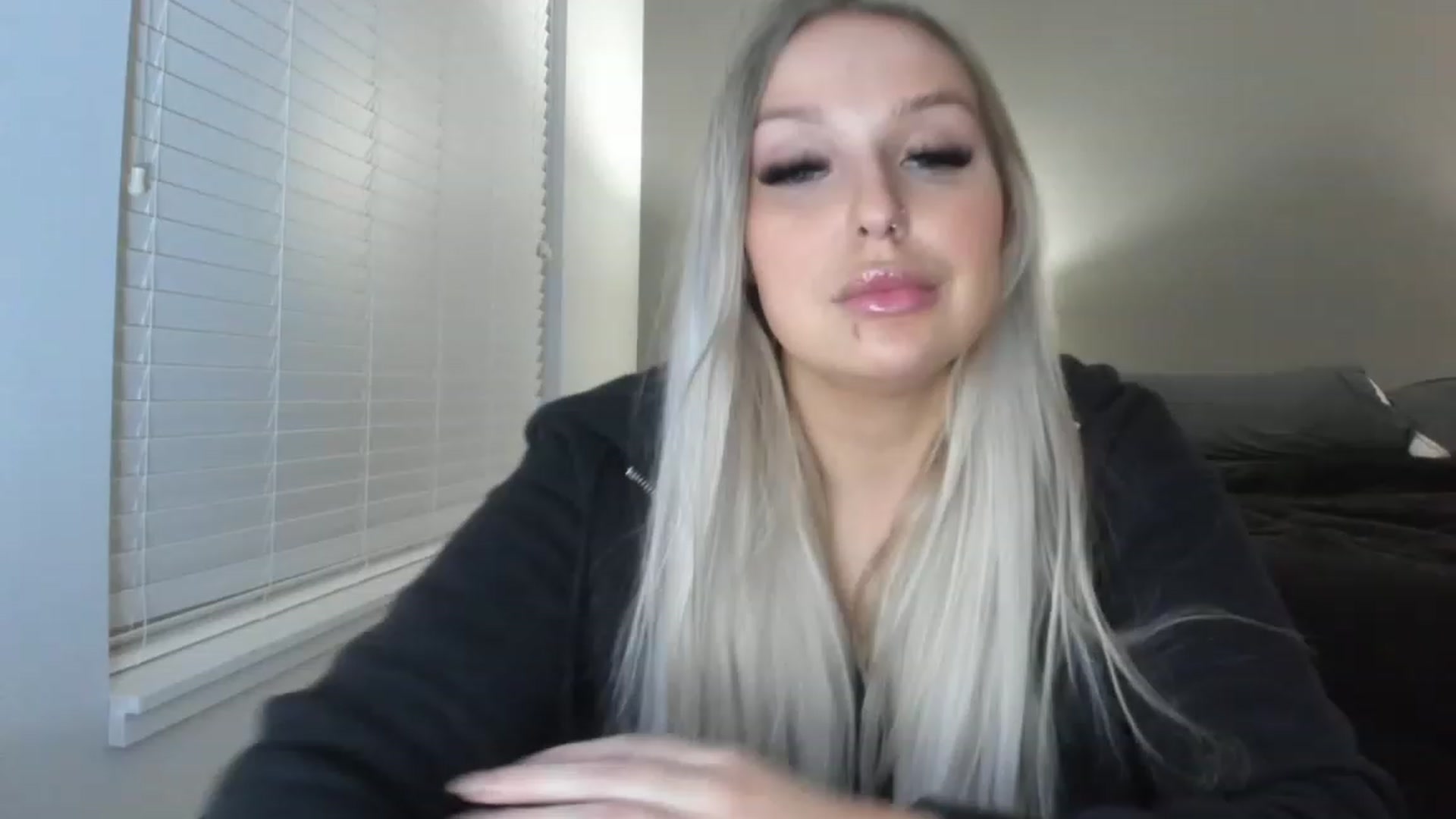 Gallery image thumbnail from KissMyTitsPls's myfreecams stream on, 01/19/2023, 01:37 image 3 of 20