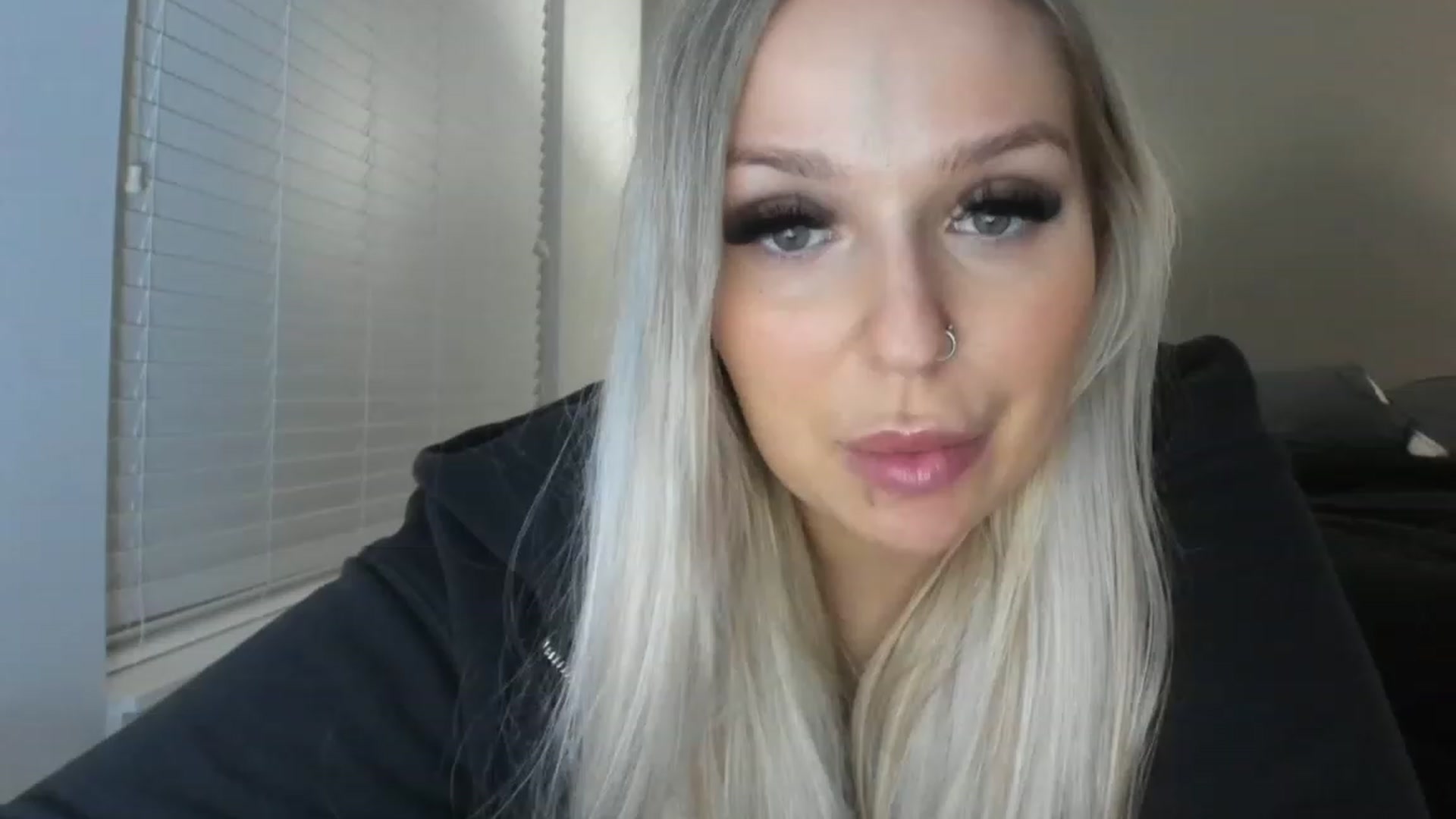 Gallery image thumbnail from KissMyTitsPls's myfreecams stream on, 01/19/2023, 01:37 image 4 of 20