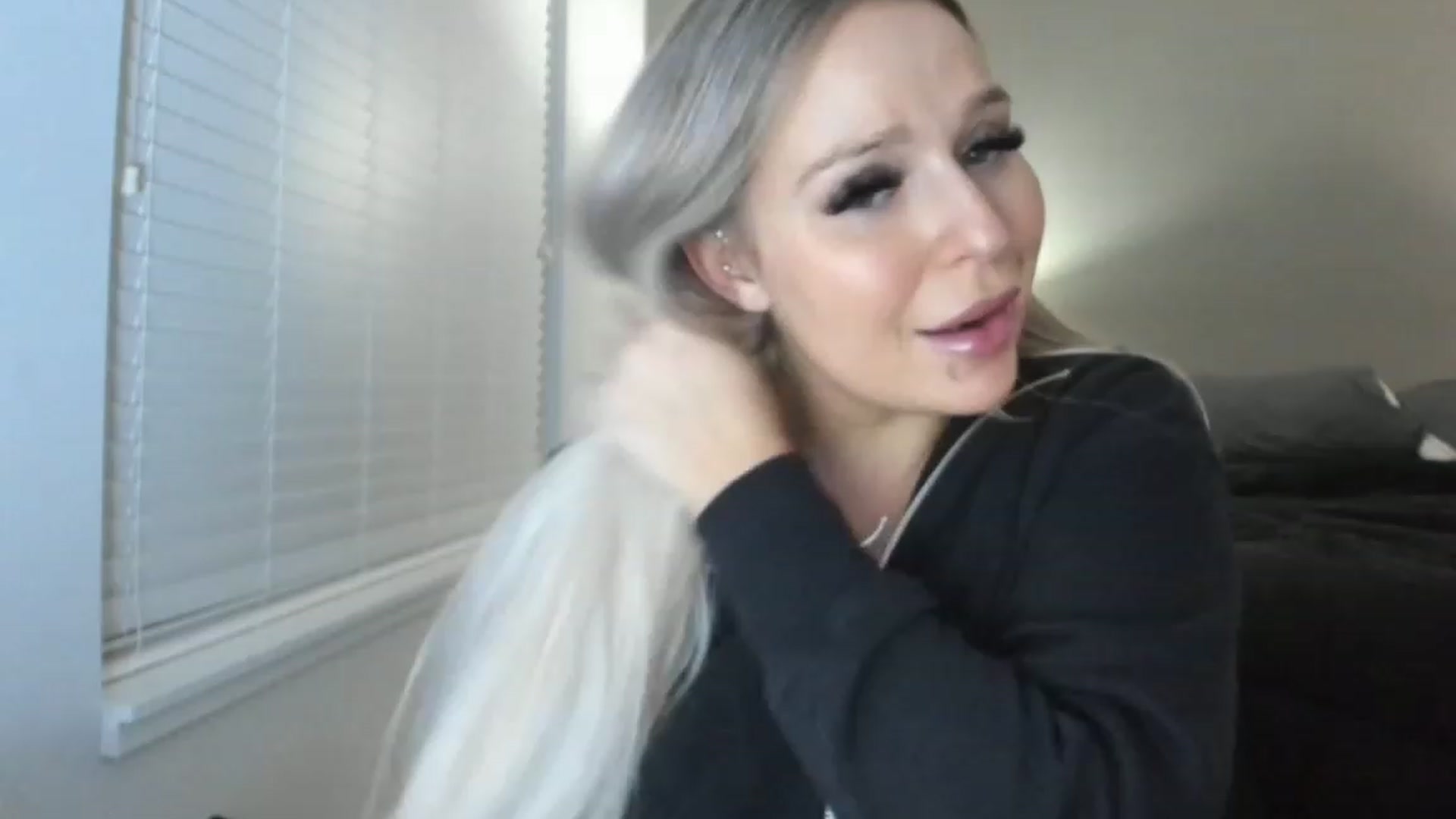 Gallery image thumbnail from KissMyTitsPls's myfreecams stream on, 01/19/2023, 01:37 image 1 of 20