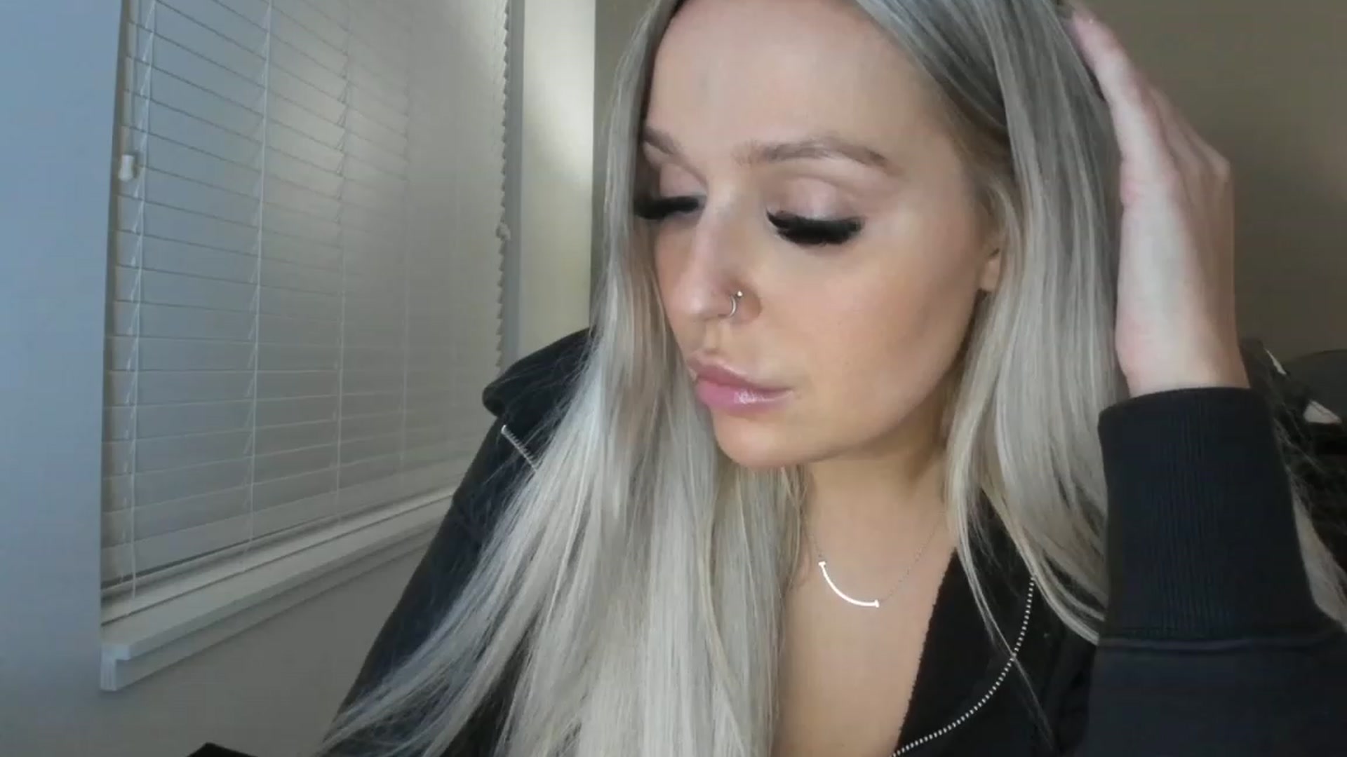 Gallery image thumbnail from KissMyTitsPls's myfreecams stream on, 01/19/2023, 01:37 image 15 of 20