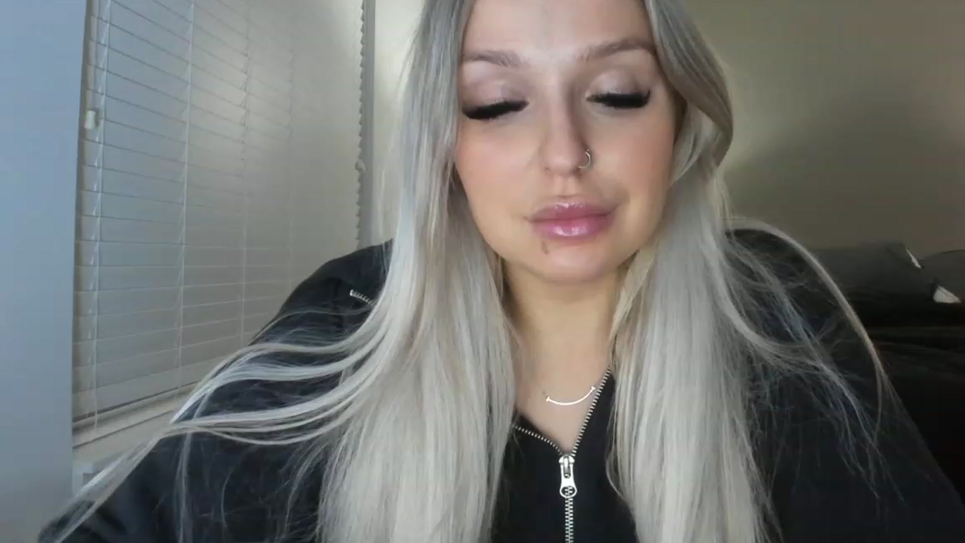 Gallery image thumbnail from KissMyTitsPls's myfreecams stream on, 01/19/2023, 01:37 image 2 of 20