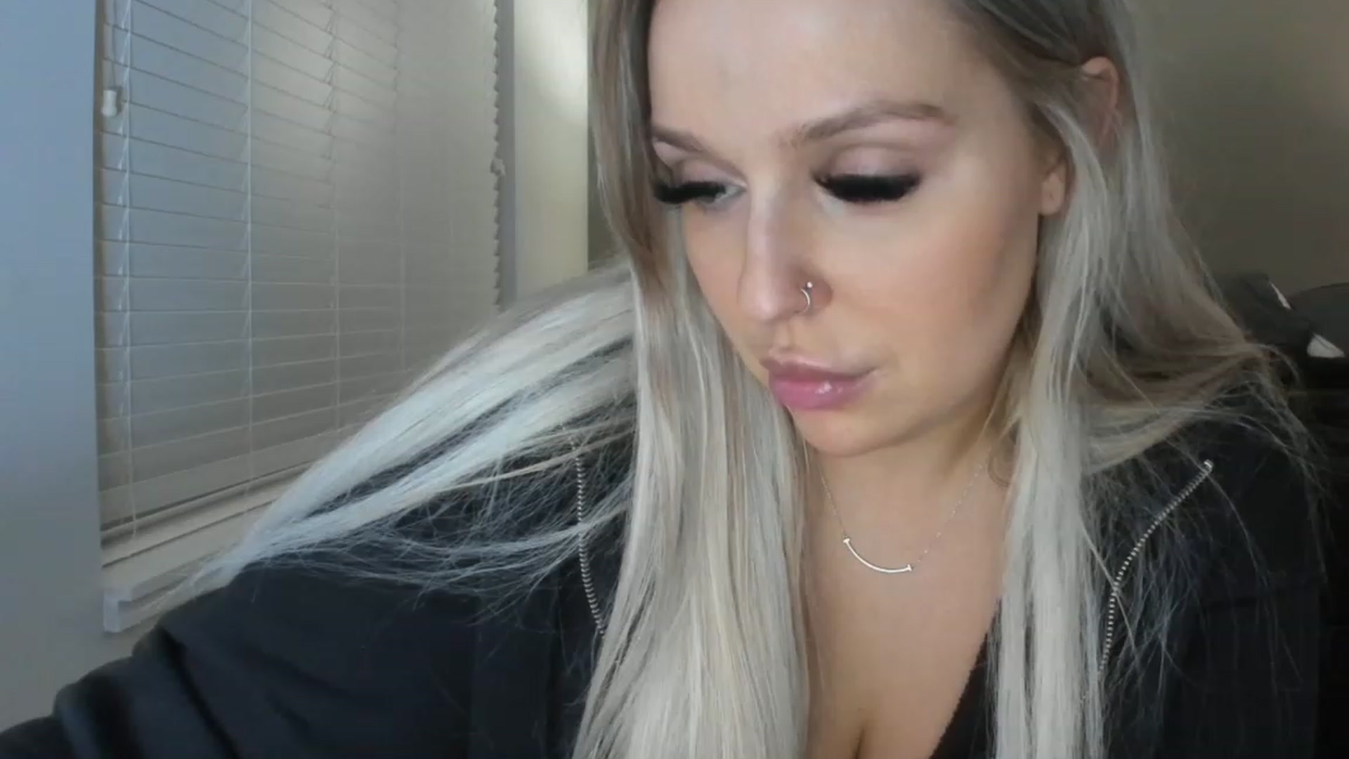 Gallery image thumbnail from KissMyTitsPls's myfreecams stream on, 01/19/2023, 01:37 image 19 of 20