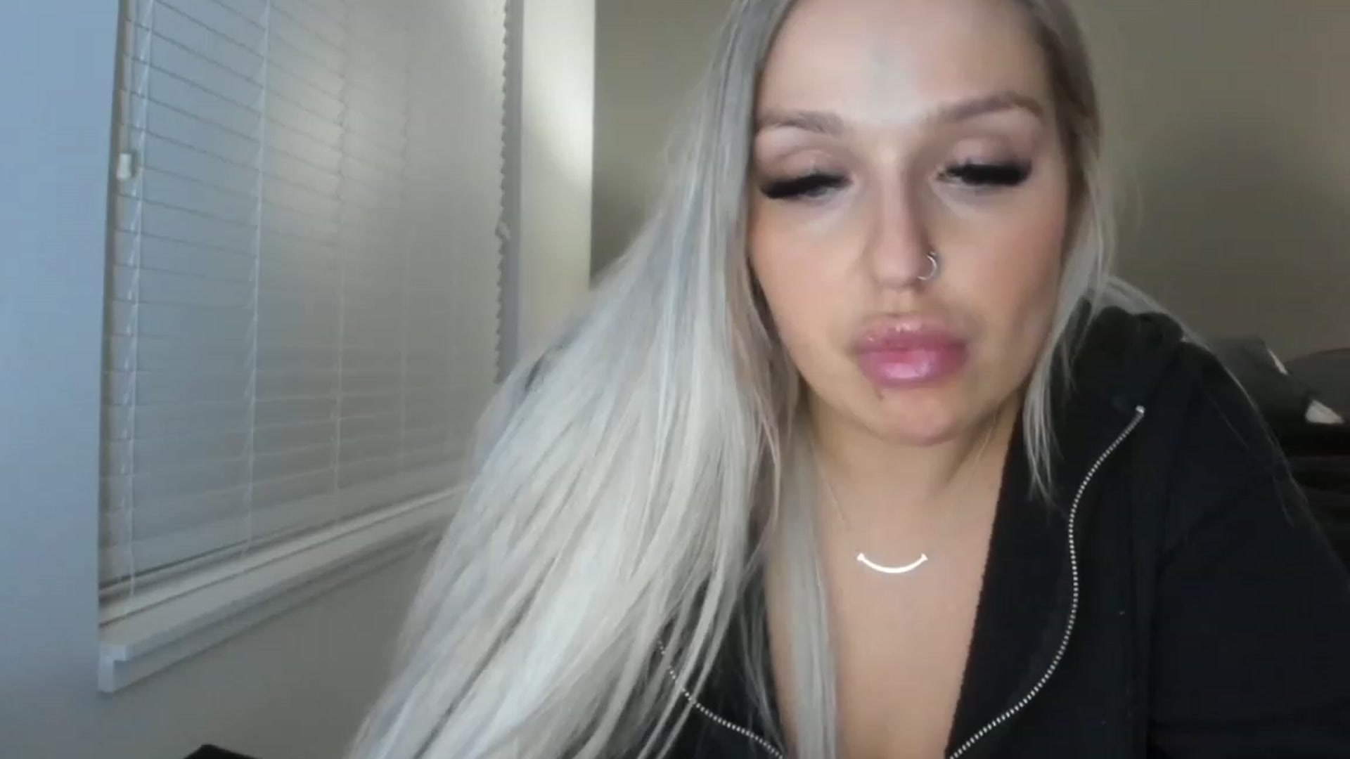 Gallery image thumbnail from KissMyTitsPls's myfreecams stream on, 01/19/2023, 01:37 image 13 of 20