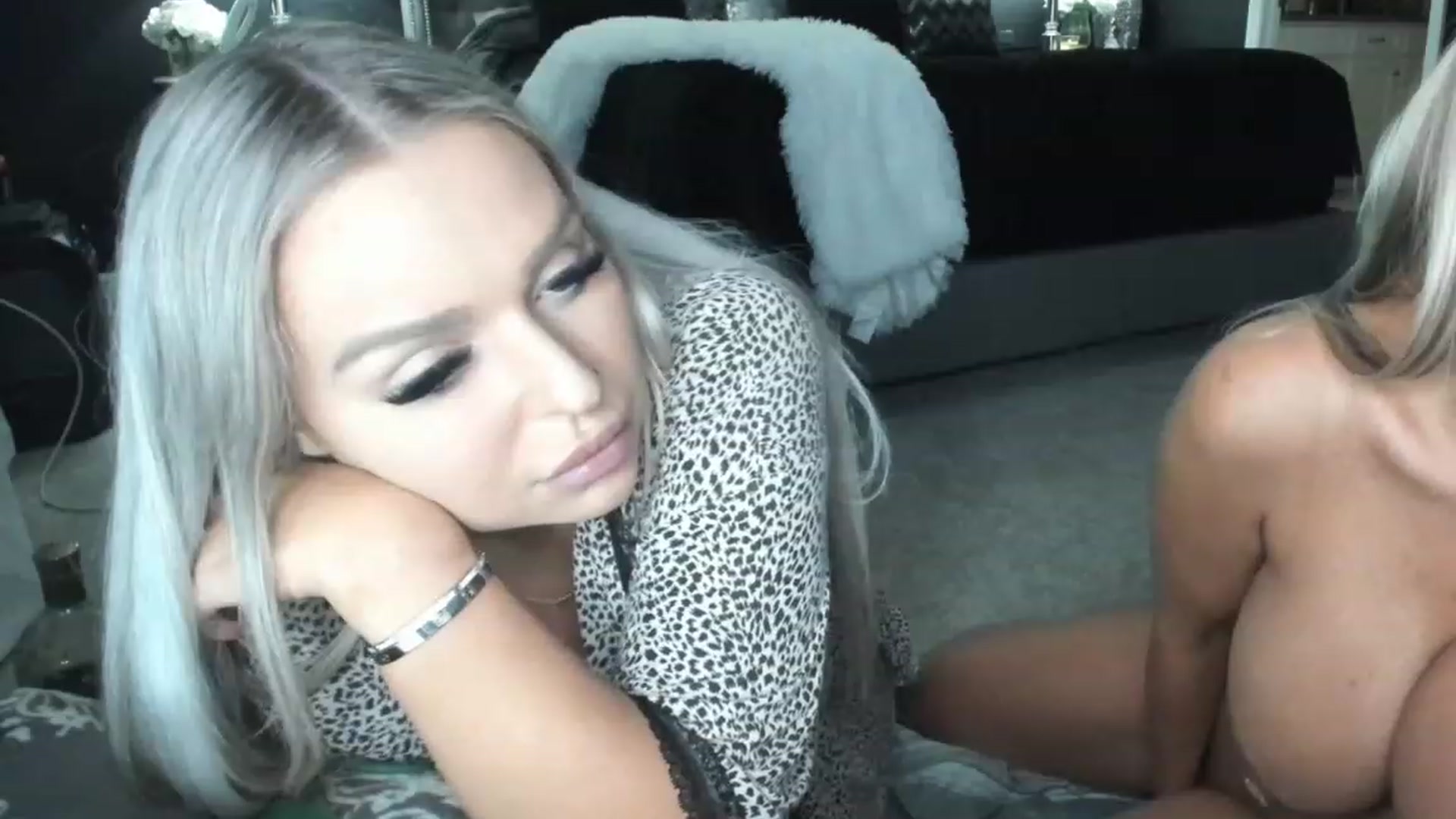 Gallery image thumbnail from KissMyTitsPls's myfreecams stream on, 01/23/2023, 08:08 image 15 of 20