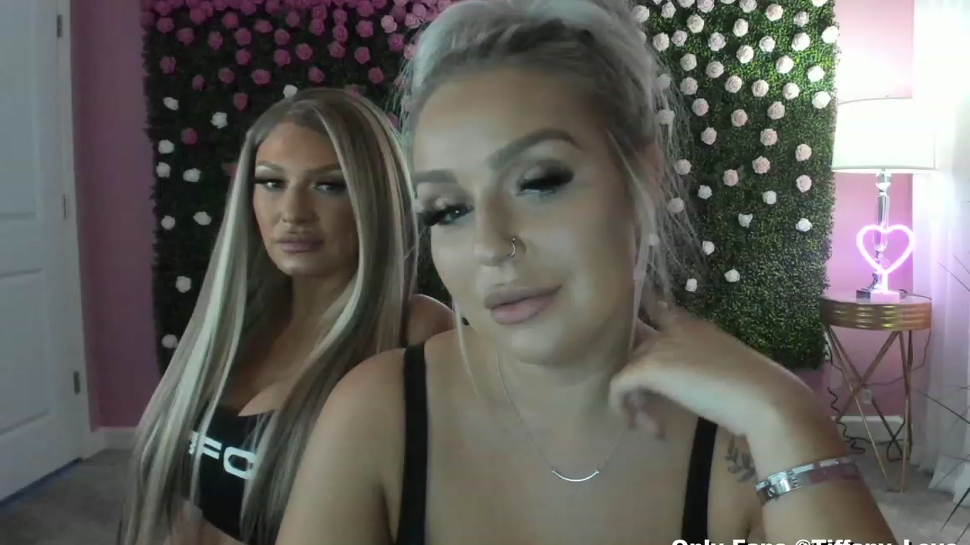 Gallery image thumbnail from KissMyTitsPls's myfreecams stream on, 01/26/2023, 03:51 image 1 of 20