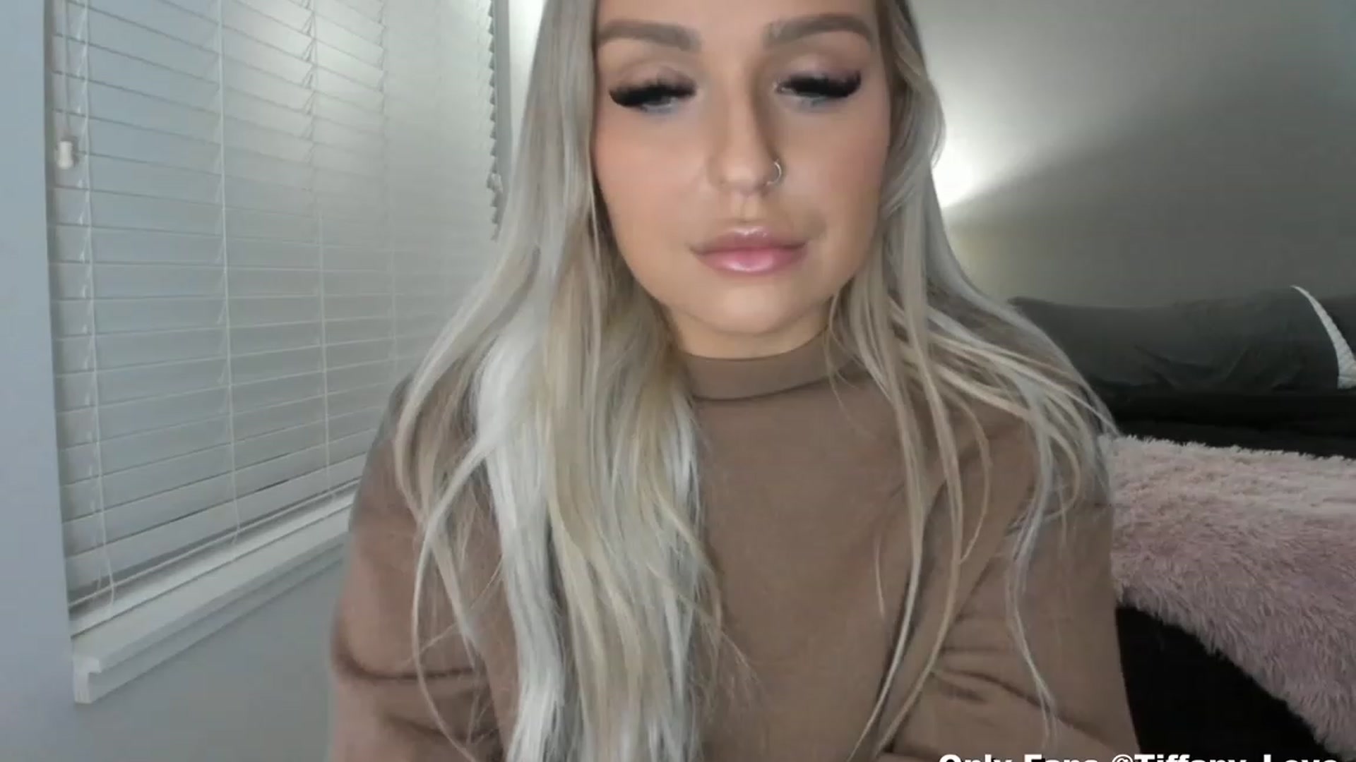 Gallery image thumbnail from KissMyTitsPls's myfreecams stream on, 03/10/2023, 03:41 image 6 of 20