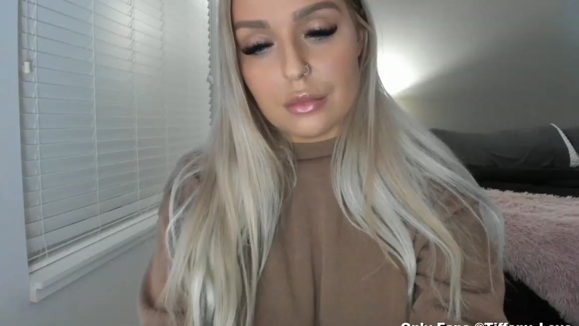 Gallery image thumbnail from KissMyTitsPls's myfreecams stream on, 03/10/2023, 03:41 image 1 of 20