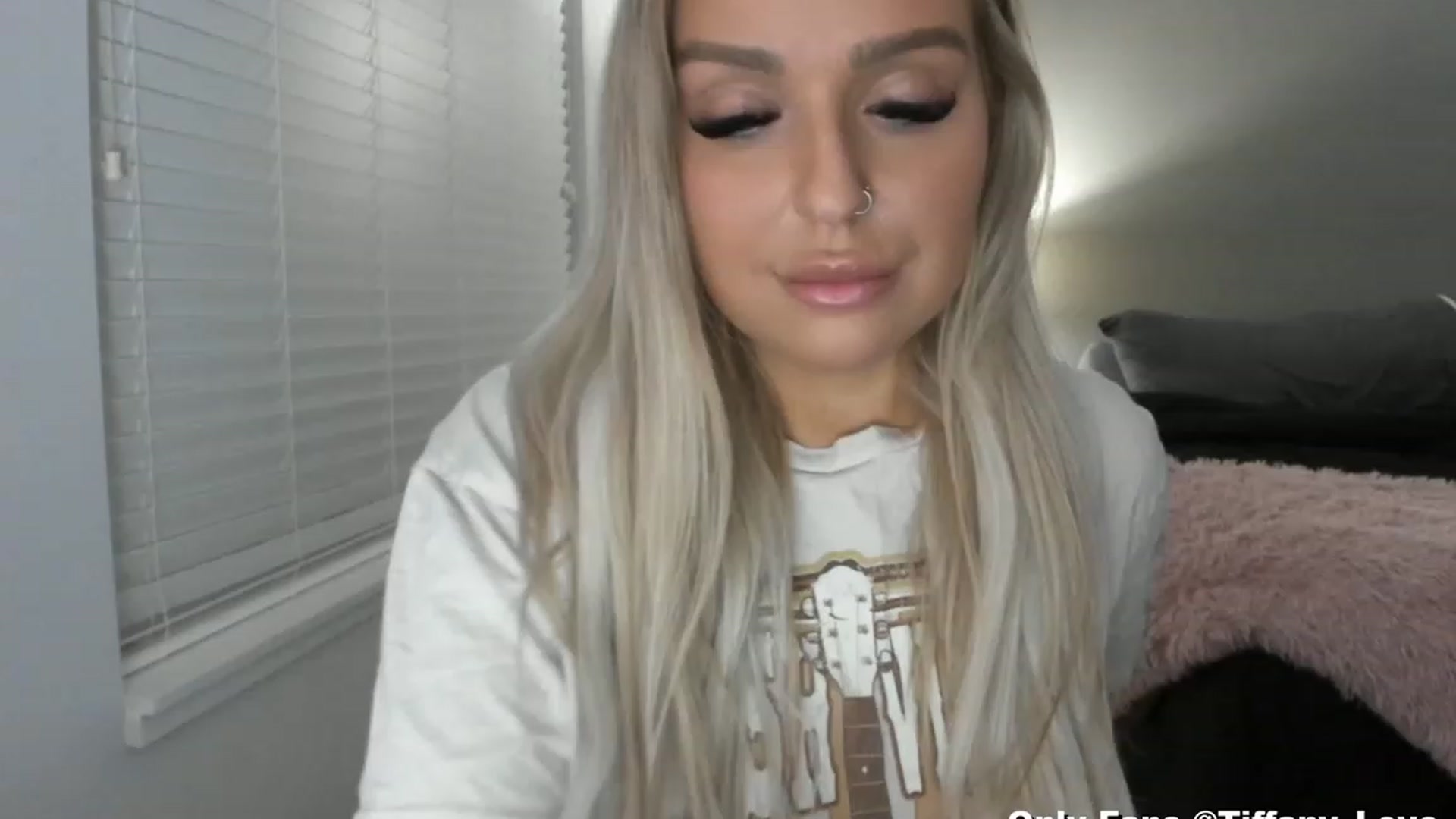 Gallery image thumbnail from KissMyTitsPls's myfreecams stream on, 03/10/2023, 04:55 image 4 of 20