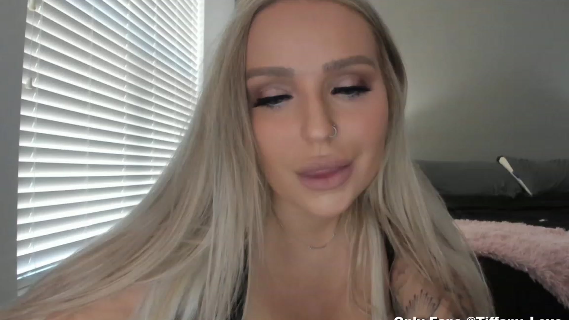 Gallery image thumbnail from KissMyTitsPls's myfreecams stream on, 04/06/2023, 17:34 image 5 of 20