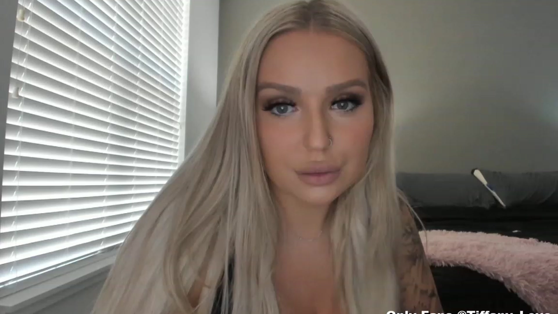Gallery image thumbnail from KissMyTitsPls's myfreecams stream on, 04/06/2023, 17:34 image 3 of 20