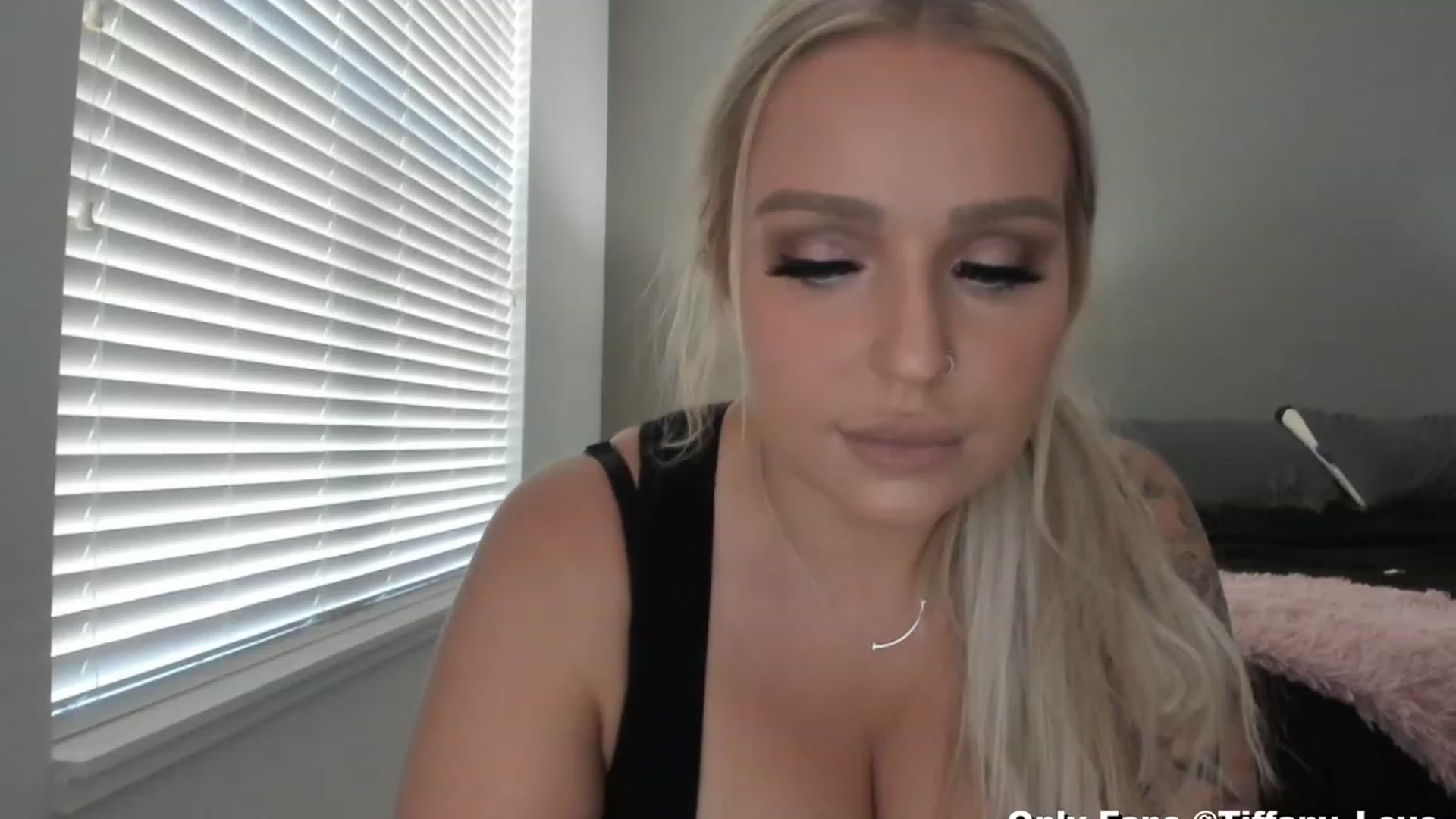 Gallery image thumbnail from KissMyTitsPls's myfreecams stream on, 04/06/2023, 17:34 image 14 of 20