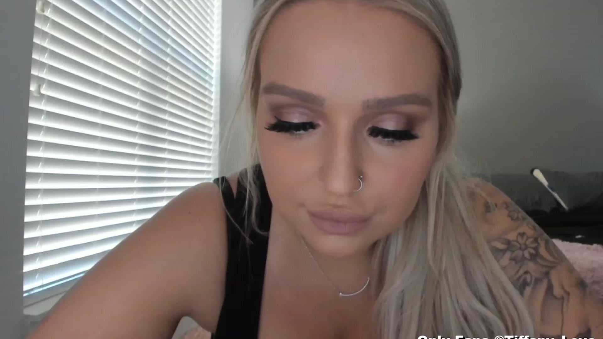 Gallery image thumbnail from KissMyTitsPls's myfreecams stream on, 04/06/2023, 17:34 image 18 of 20