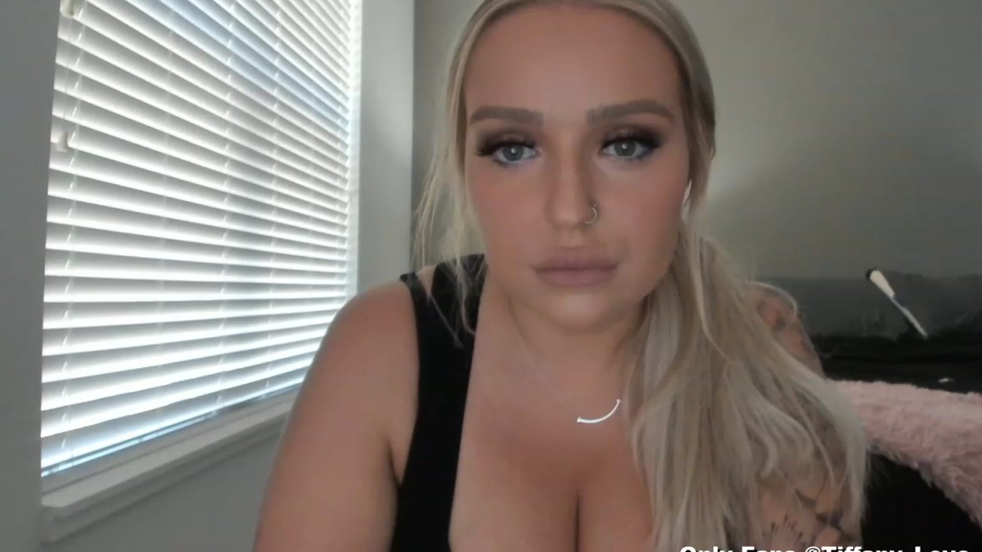 Gallery image thumbnail from KissMyTitsPls's myfreecams stream on, 04/06/2023, 17:34 image 19 of 20