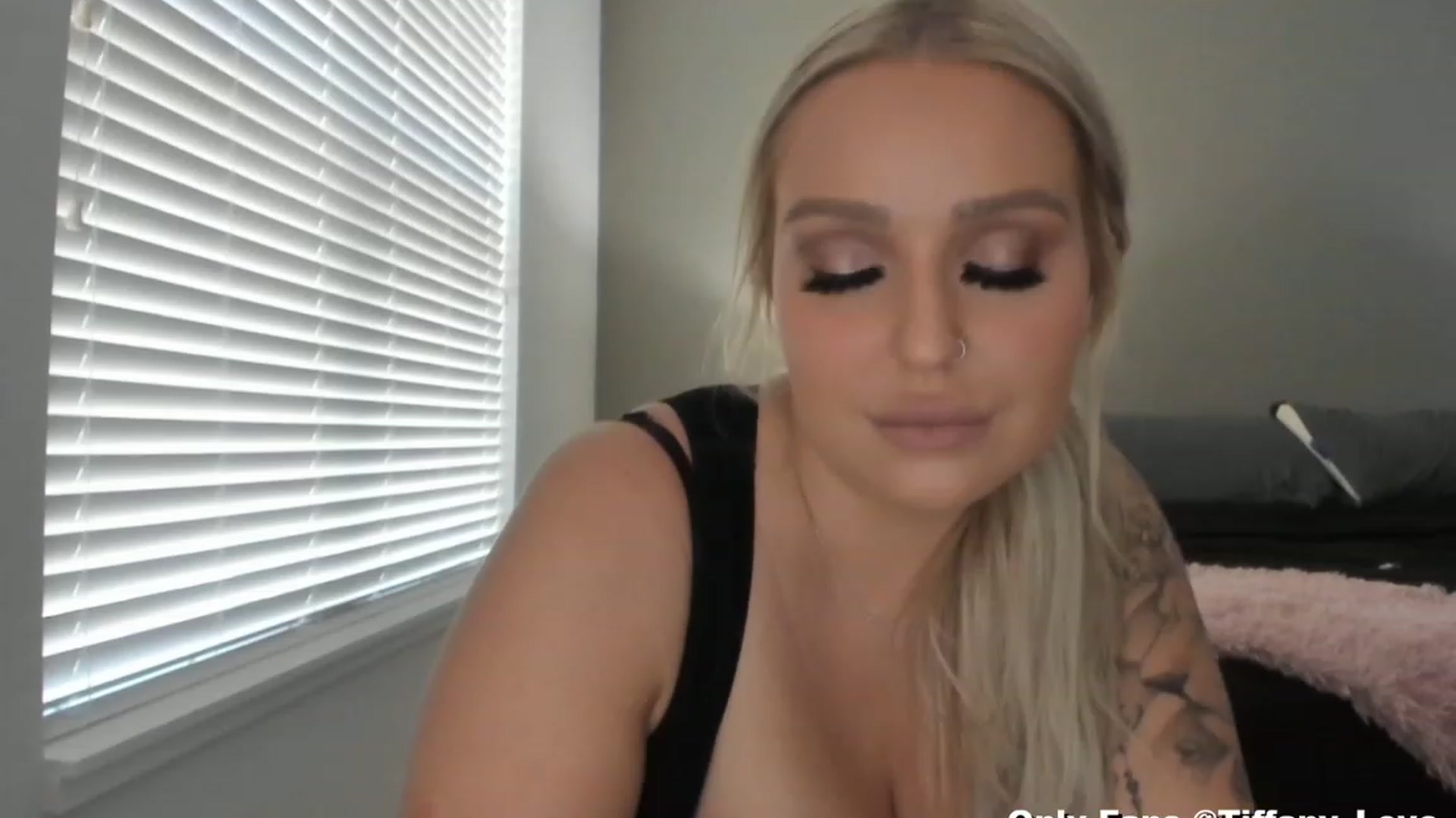 Gallery image thumbnail from KissMyTitsPls's myfreecams stream on, 04/06/2023, 17:34 image 7 of 20