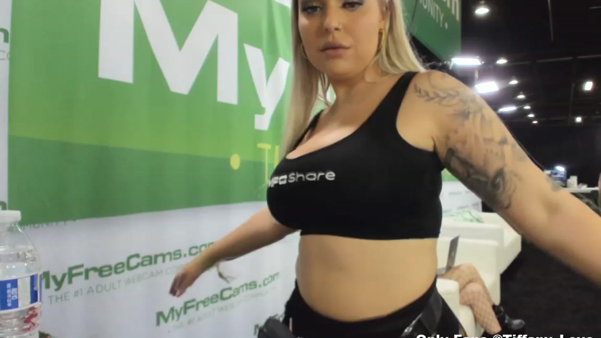 Gallery image thumbnail from KissMyTitsPls's myfreecams stream on, 04/23/2023, 21:40 image 14 of 20