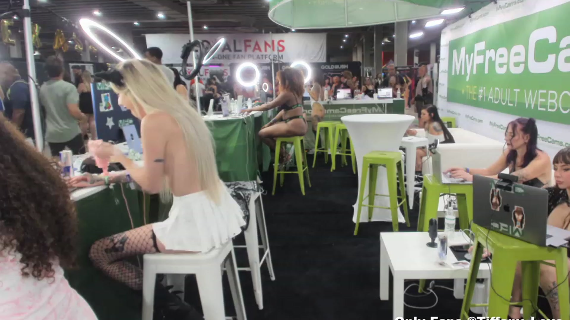Gallery image thumbnail from KissMyTitsPls's myfreecams stream on, 07/15/2023, 23:51 image 16 of 20