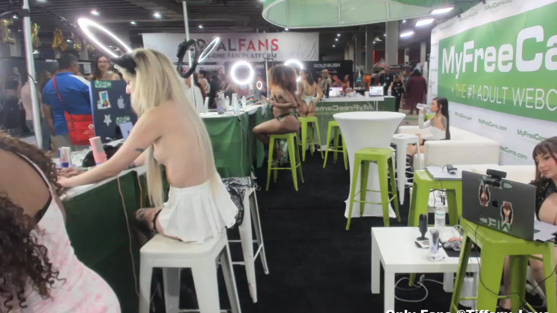 Gallery image thumbnail from KissMyTitsPls's myfreecams stream on, 07/15/2023, 23:51 image 15 of 20
