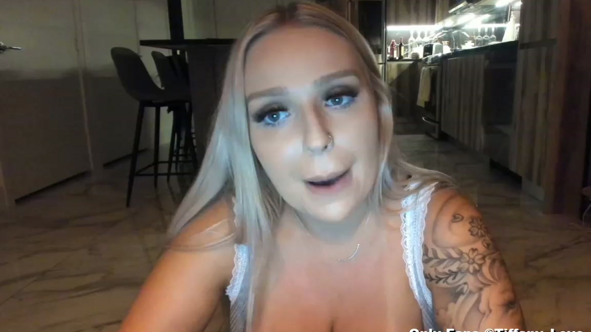 Gallery image thumbnail from KissMyTitsPls's myfreecams stream on, 08/06/2023, 24:33 image 16 of 20