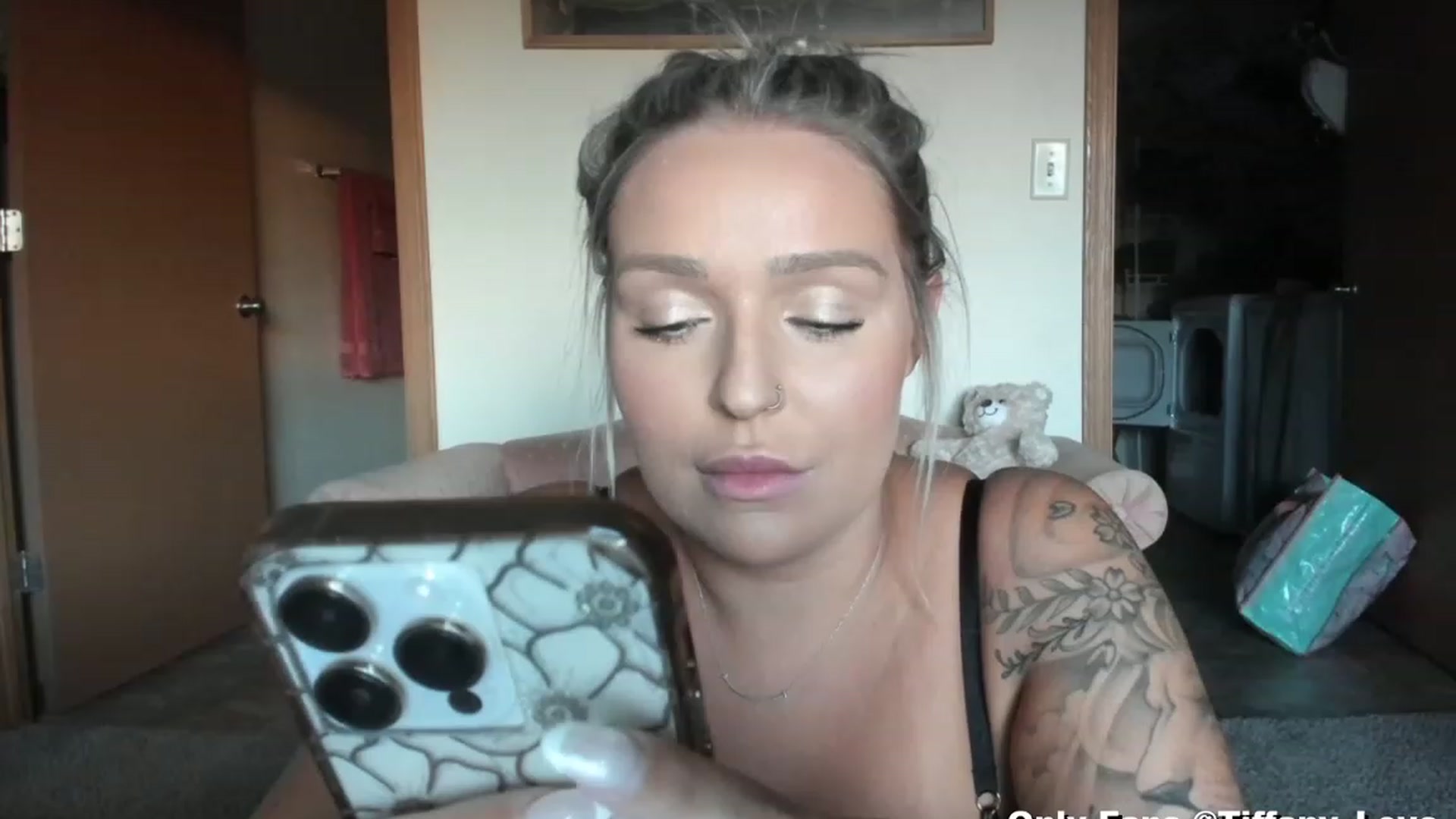 Gallery image thumbnail from KissMyTitsPls's myfreecams stream on, 11/15/2023, 22:32 image 16 of 20