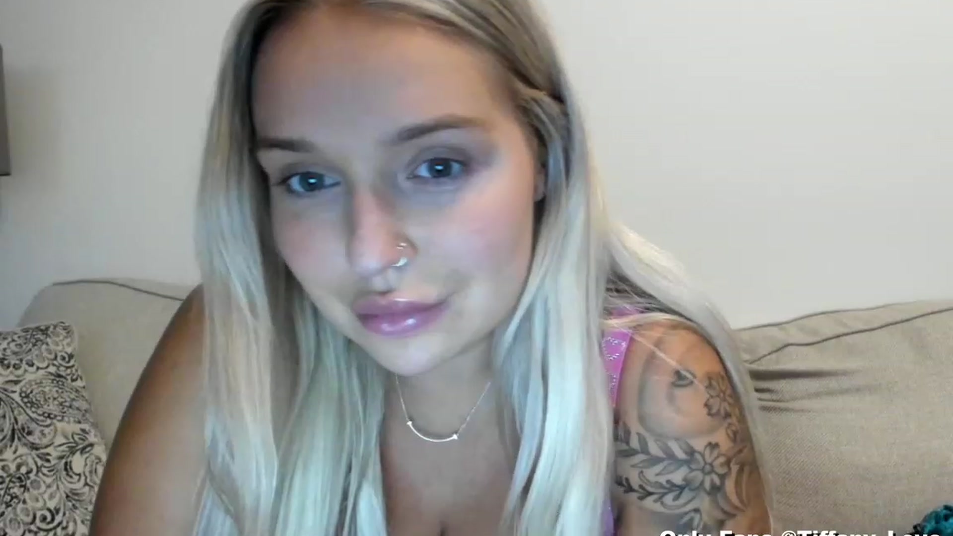 Gallery image thumbnail from KissMyTitsPls's myfreecams stream on, 11/30/2023, 24:20 image 15 of 20