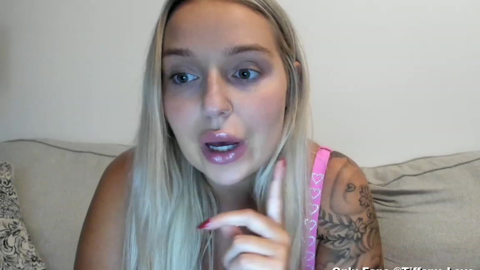 Gallery image thumbnail from KissMyTitsPls's myfreecams stream on, 11/30/2023, 24:20 image 12 of 20