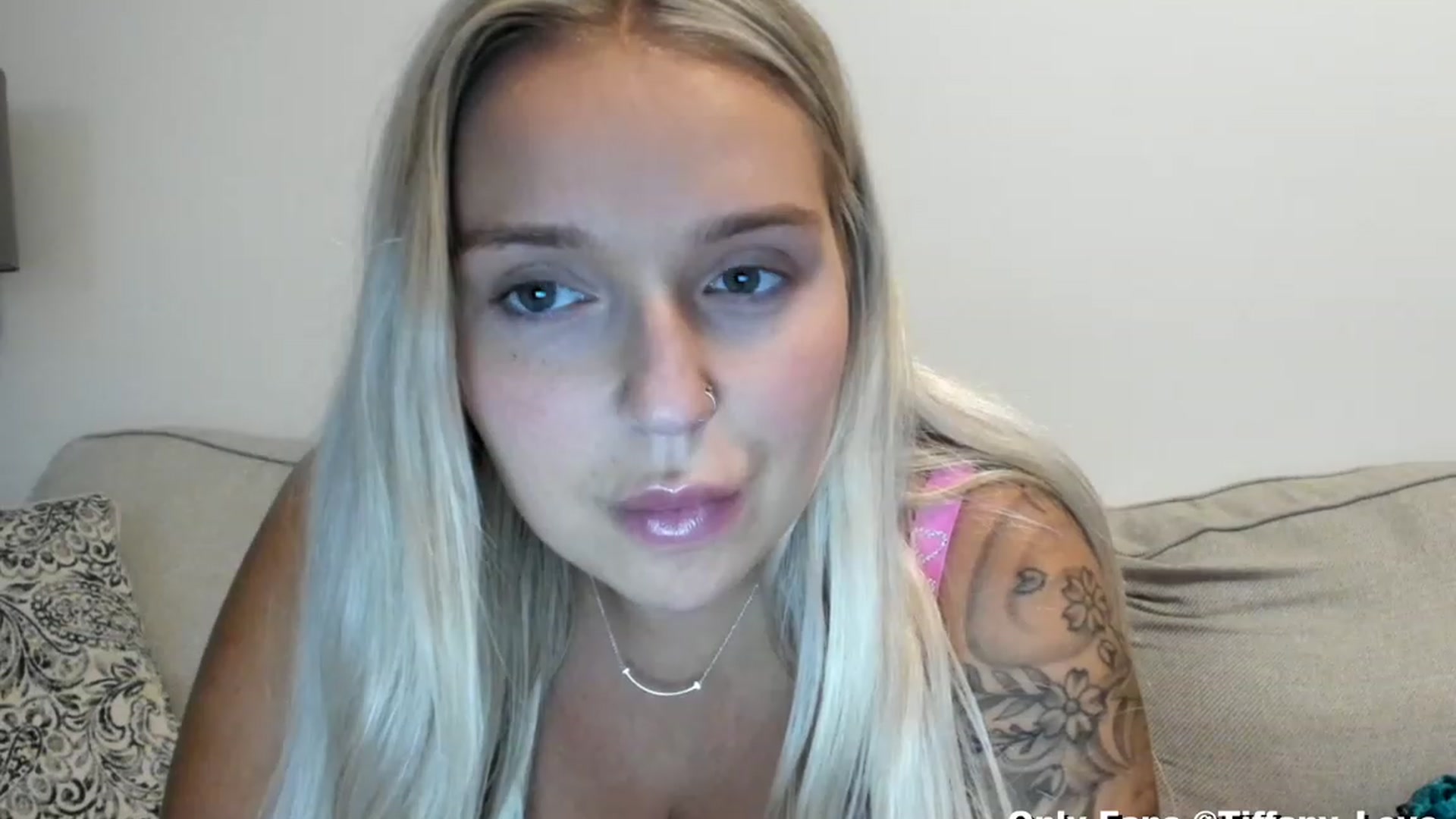 Gallery image thumbnail from KissMyTitsPls's myfreecams stream on, 11/30/2023, 24:20 image 14 of 20