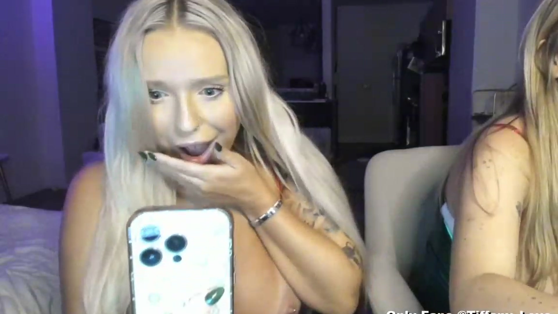 Gallery image thumbnail from KissMyTitsPls's myfreecams stream on, 12/12/2023, 04:30 image 17 of 20