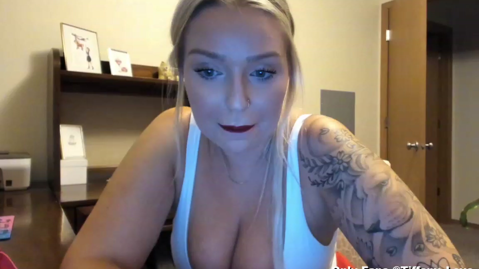Gallery image thumbnail from KissMyTitsPls's myfreecams stream on, 12/18/2023, 02:35 image 9 of 20