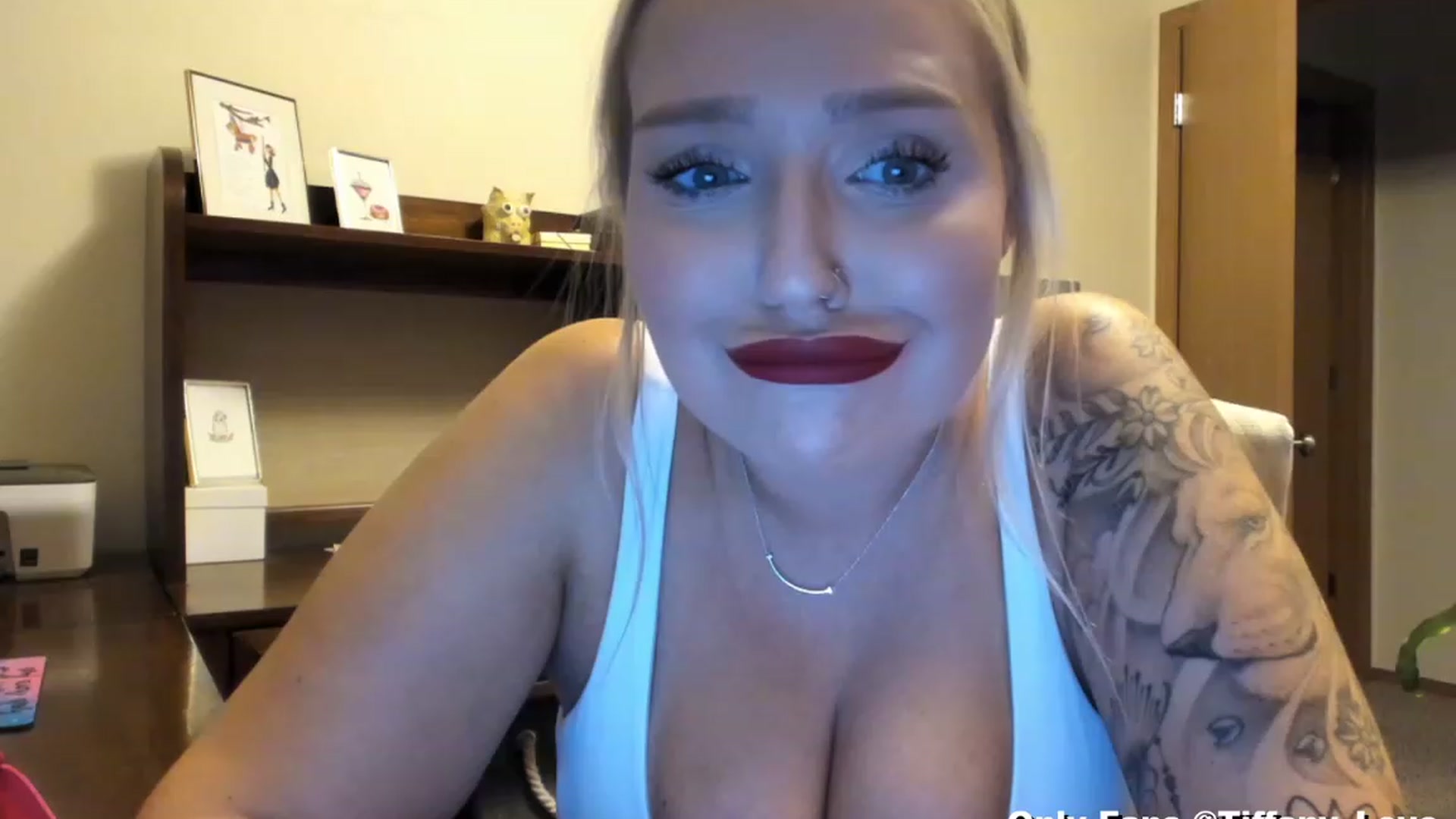 Gallery image thumbnail from KissMyTitsPls's myfreecams stream on, 12/18/2023, 02:35 image 11 of 20