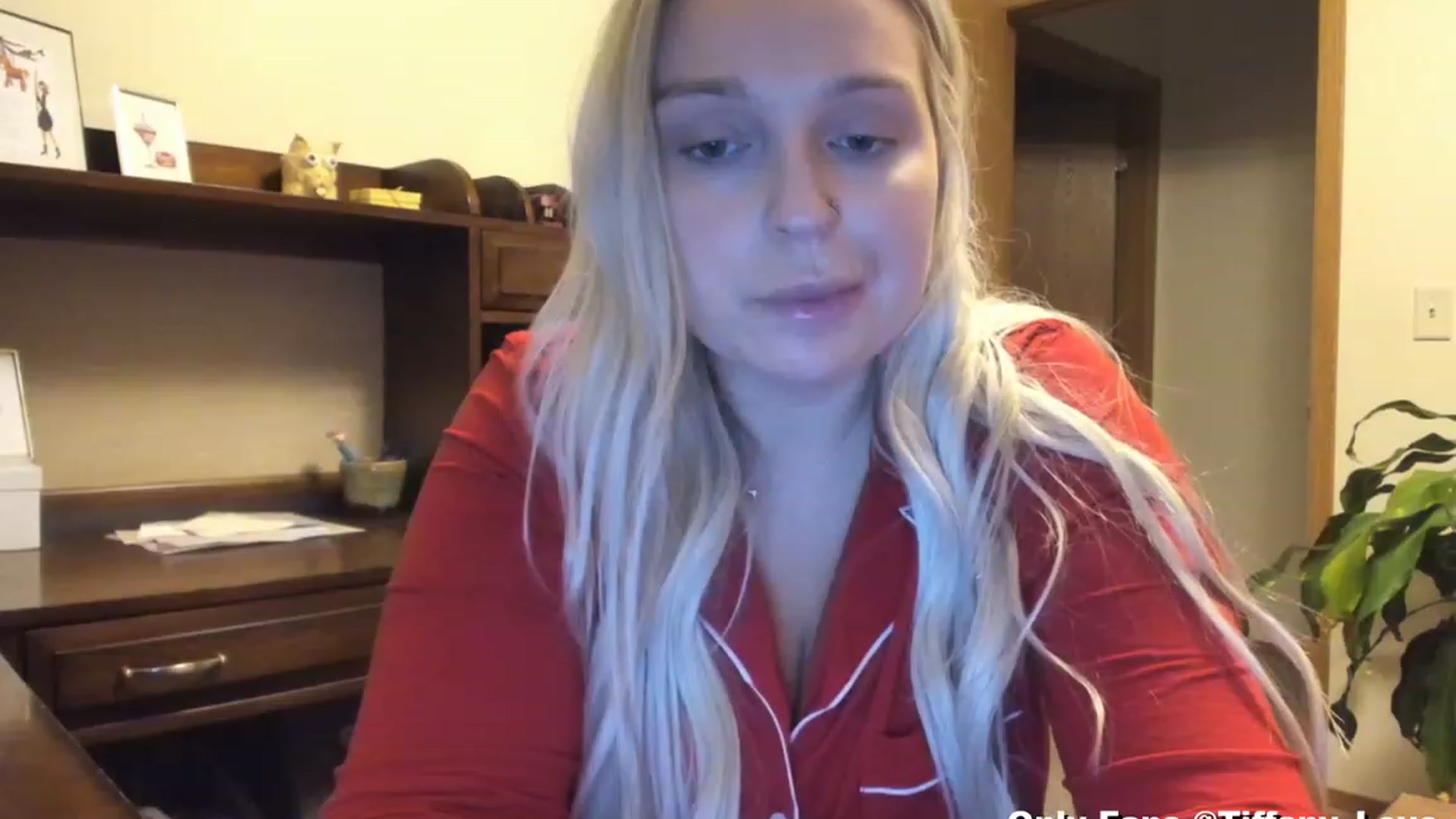 Gallery image thumbnail from KissMyTitsPls's myfreecams stream on, 12/25/2023, 02:59 image 4 of 20