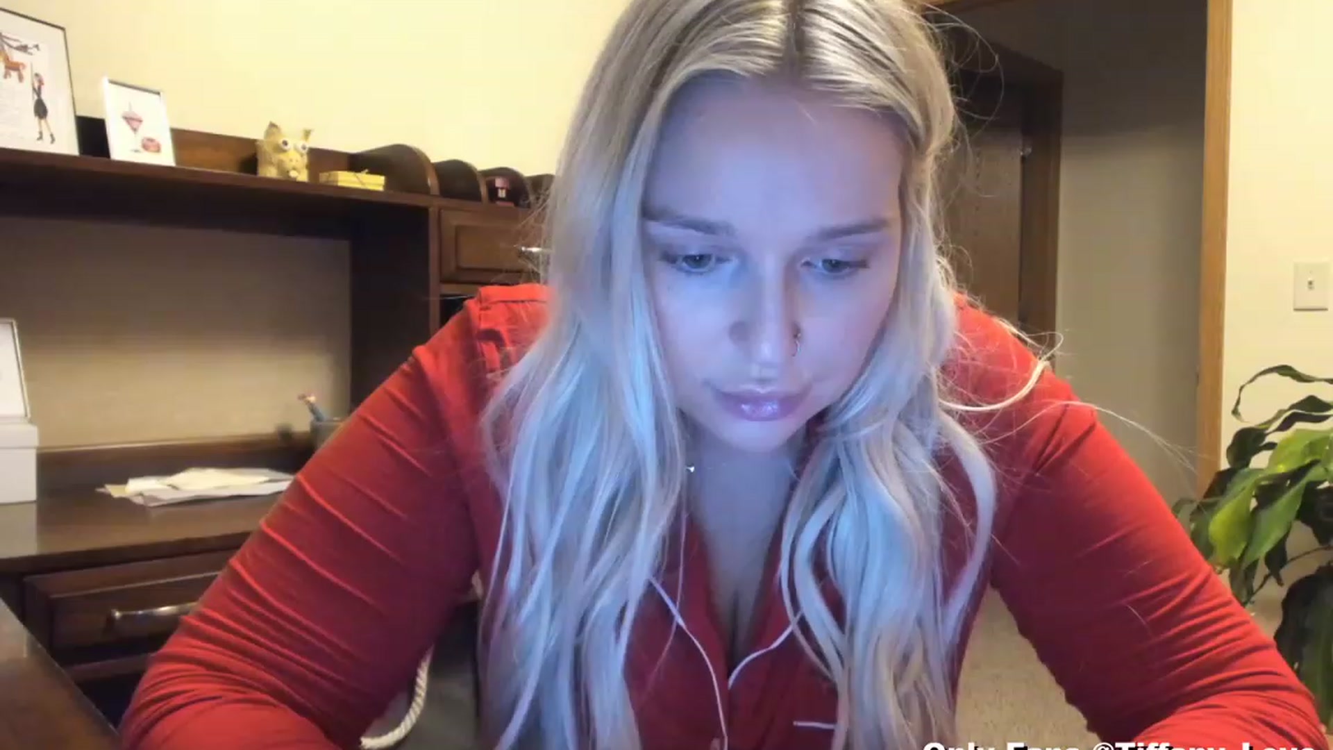Gallery image thumbnail from KissMyTitsPls's myfreecams stream on, 12/25/2023, 02:59 image 6 of 20
