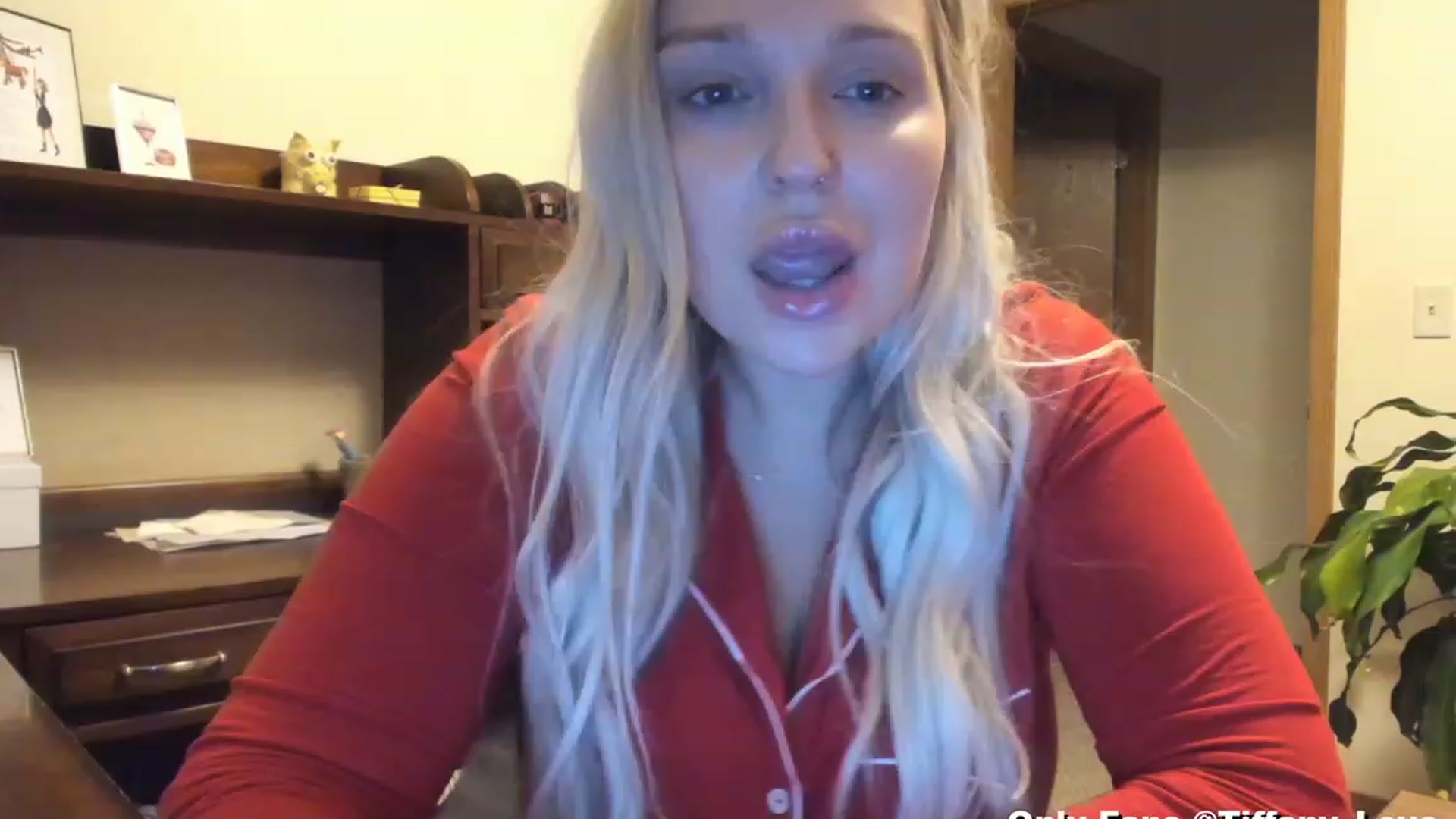 Gallery image thumbnail from KissMyTitsPls's myfreecams stream on, 12/25/2023, 02:59 image 8 of 20