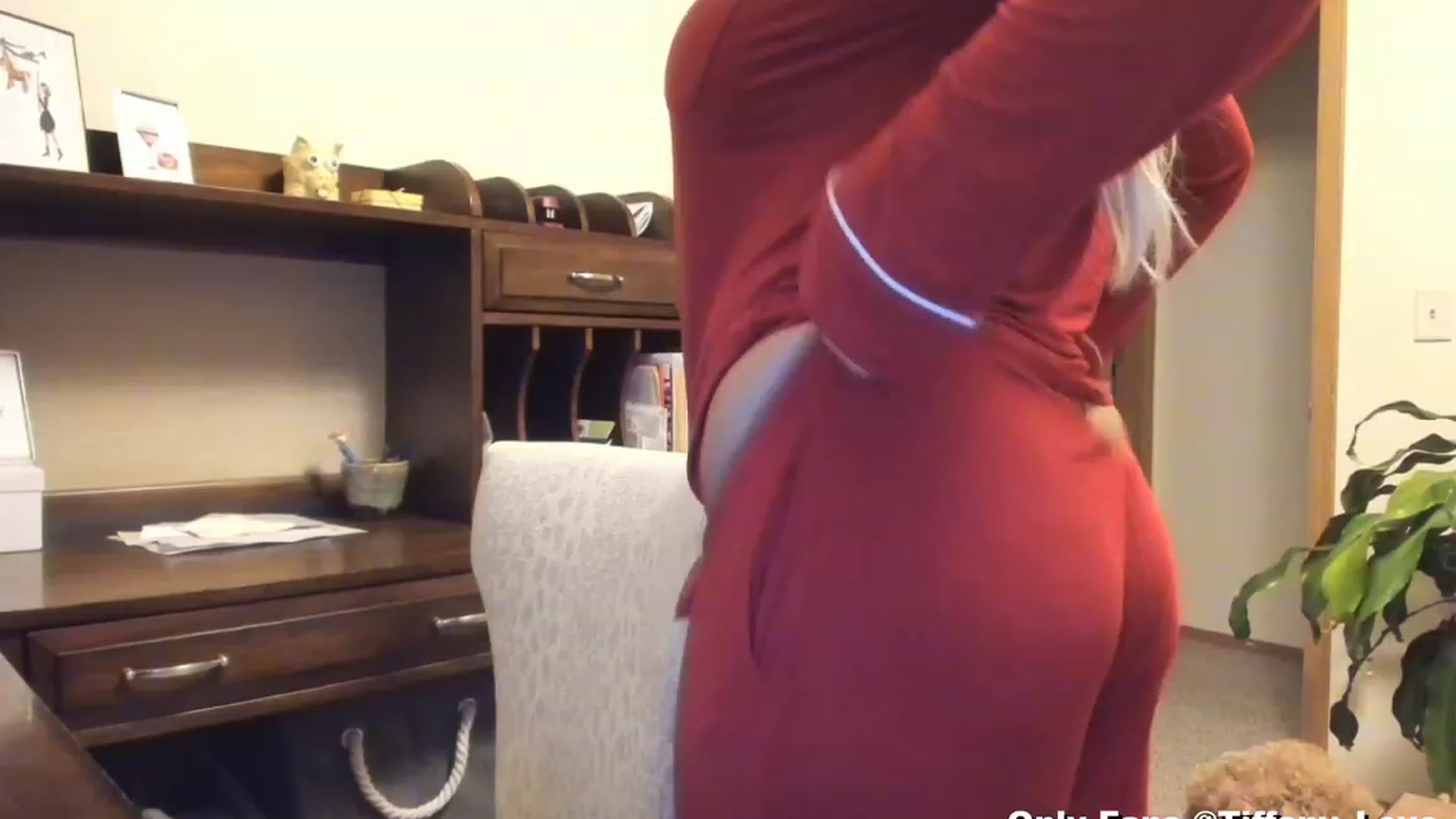 Gallery image thumbnail from KissMyTitsPls's myfreecams stream on, 12/25/2023, 02:59 image 3 of 20