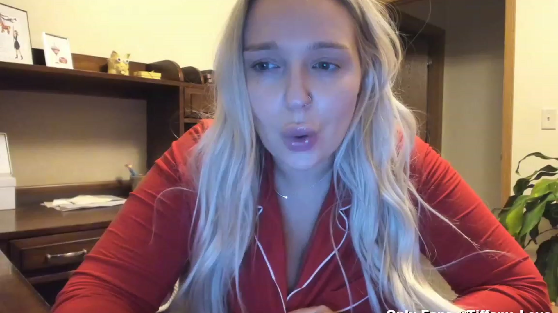 Gallery image thumbnail from KissMyTitsPls's myfreecams stream on, 12/25/2023, 02:59 image 9 of 20