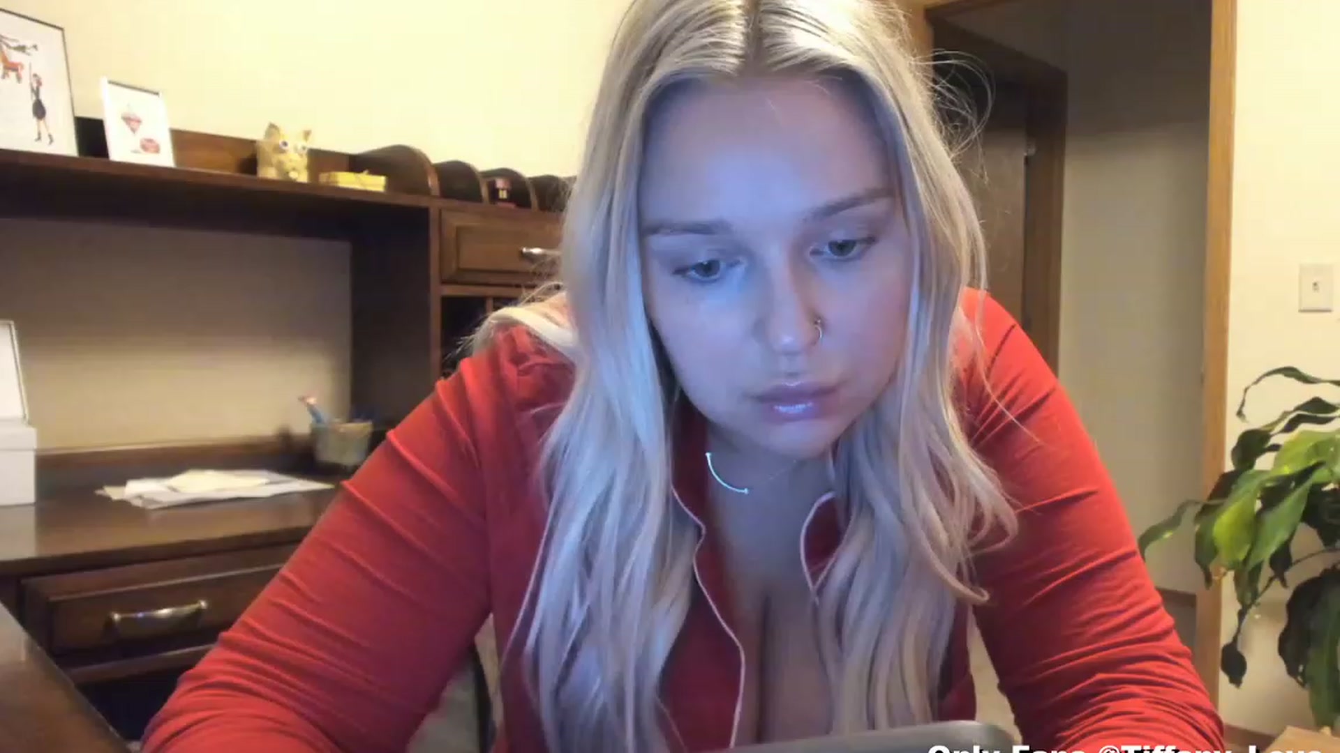 Gallery image thumbnail from KissMyTitsPls's myfreecams stream on, 12/25/2023, 02:59 image 17 of 20