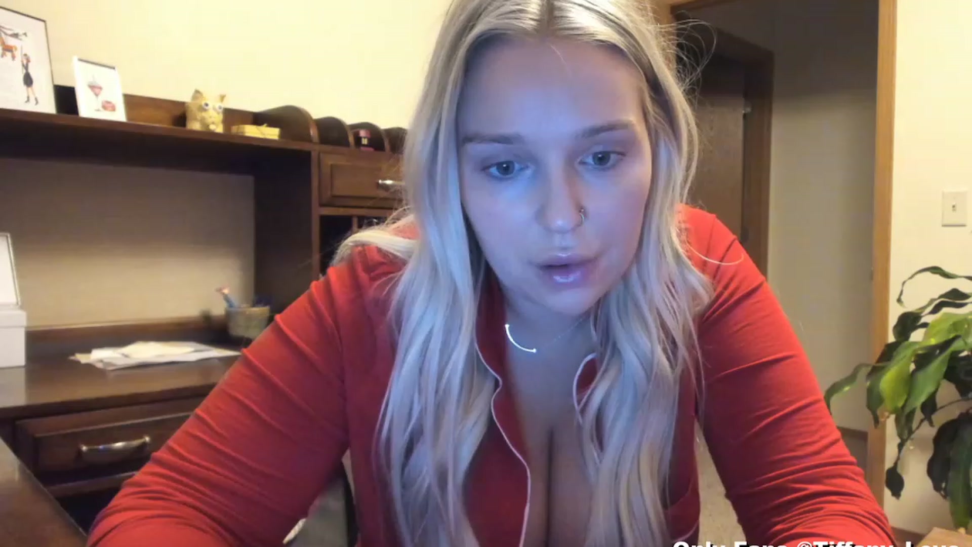 Gallery image thumbnail from KissMyTitsPls's myfreecams stream on, 12/25/2023, 02:59 image 18 of 20