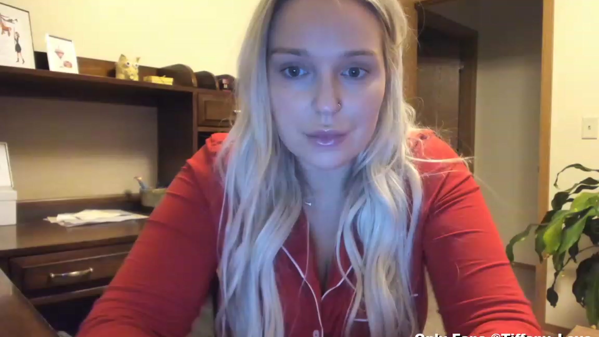 Gallery image thumbnail from KissMyTitsPls's myfreecams stream on, 12/25/2023, 02:59 image 7 of 20