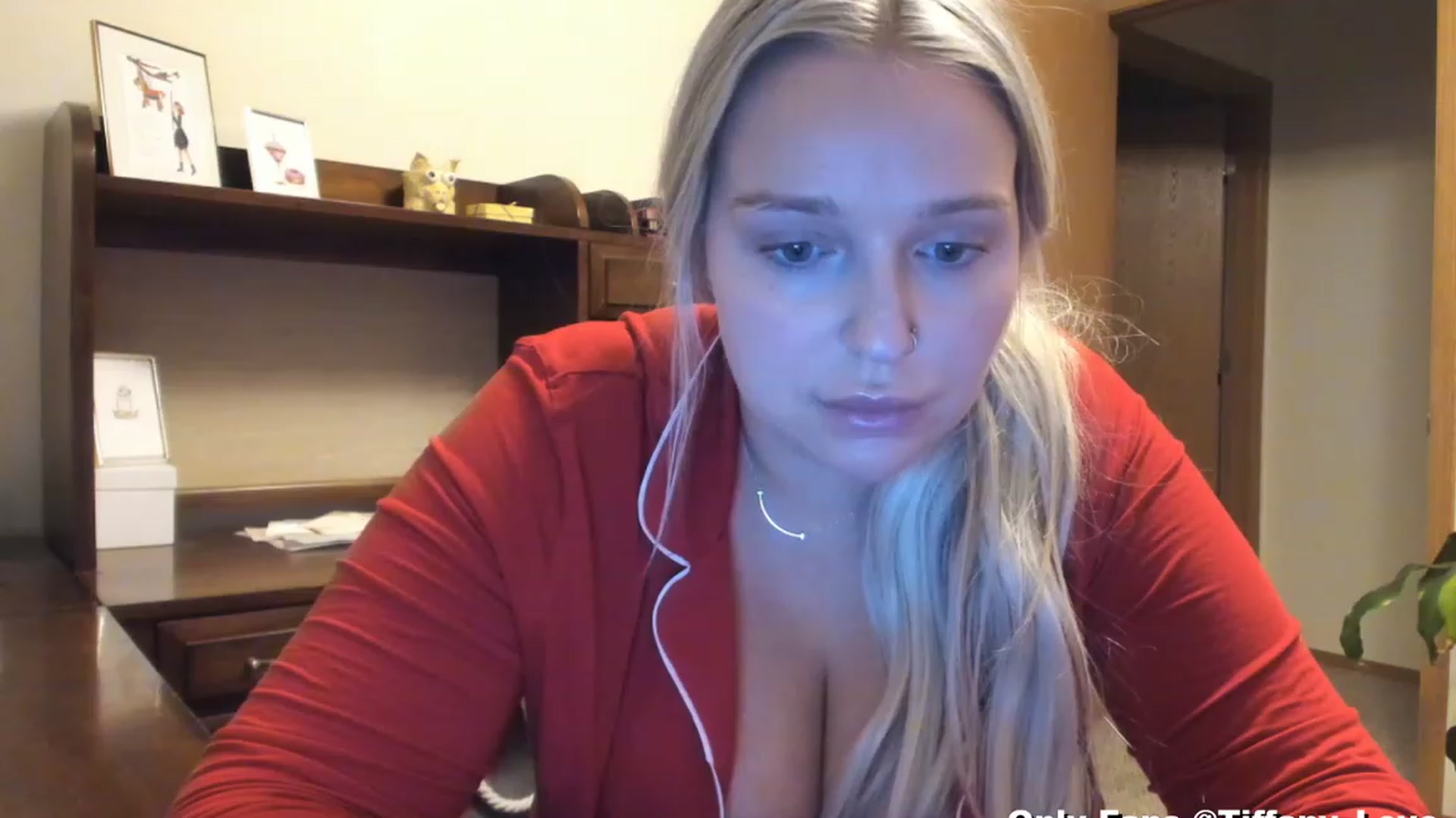Gallery image thumbnail from KissMyTitsPls's myfreecams stream on, 12/25/2023, 04:23 image 19 of 20