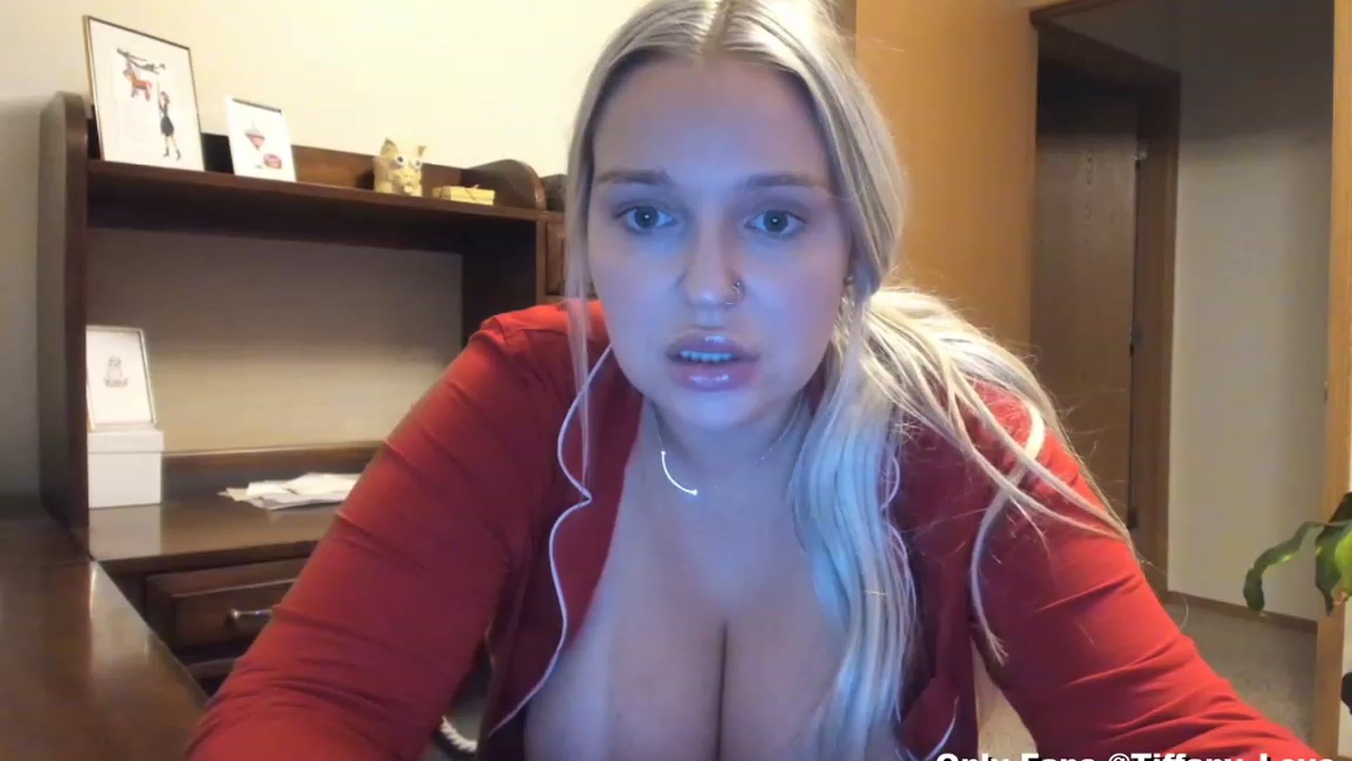 Gallery image thumbnail from KissMyTitsPls's myfreecams stream on, 12/25/2023, 04:23 image 14 of 20