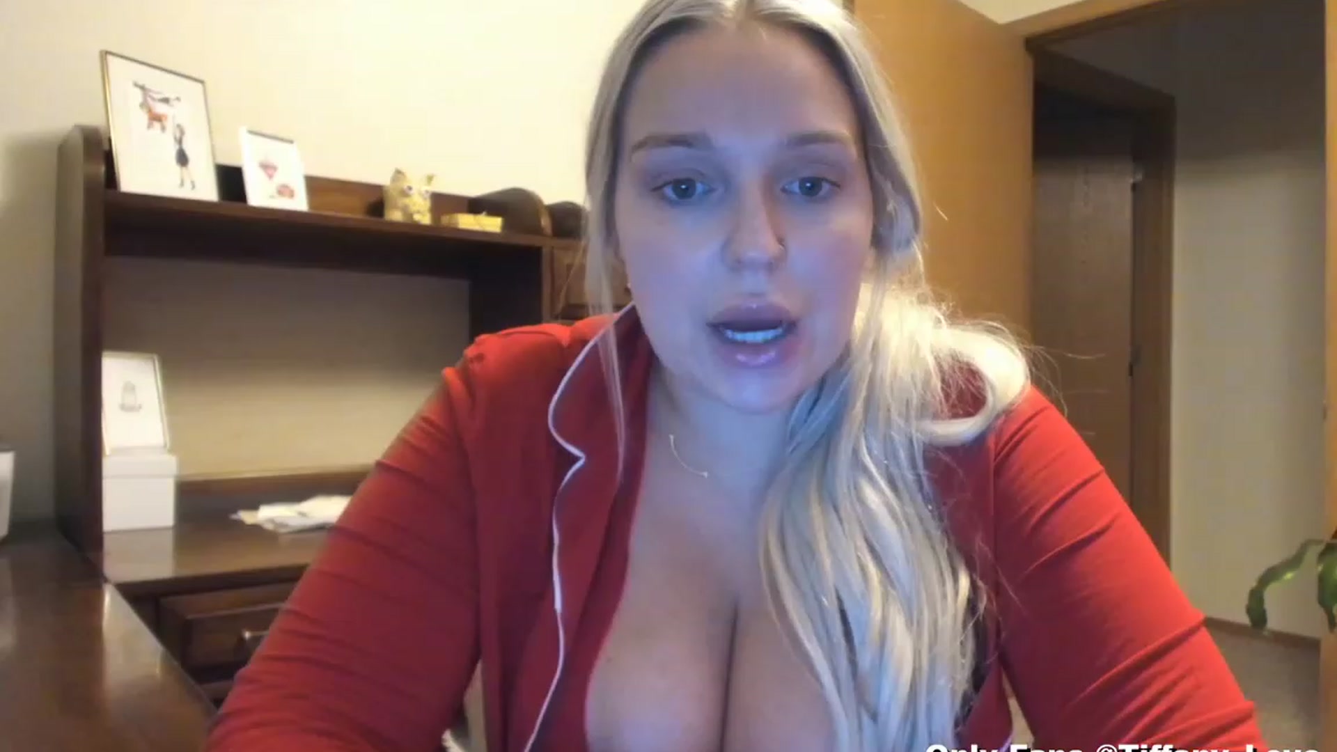 Gallery image thumbnail from KissMyTitsPls's myfreecams stream on, 12/25/2023, 04:23 image 2 of 20