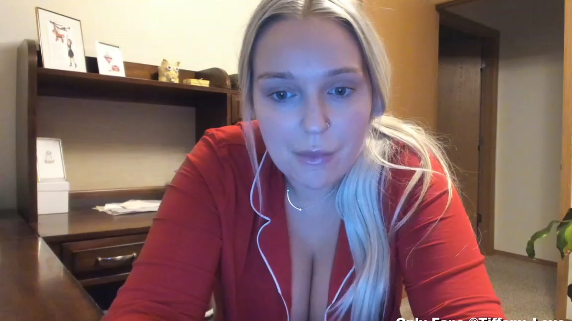 Gallery image thumbnail from KissMyTitsPls's myfreecams stream on, 12/25/2023, 04:23 image 17 of 20
