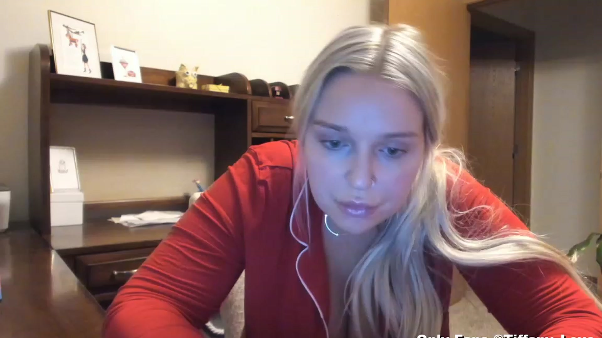 Gallery image thumbnail from KissMyTitsPls's myfreecams stream on, 12/25/2023, 05:03 image 14 of 20