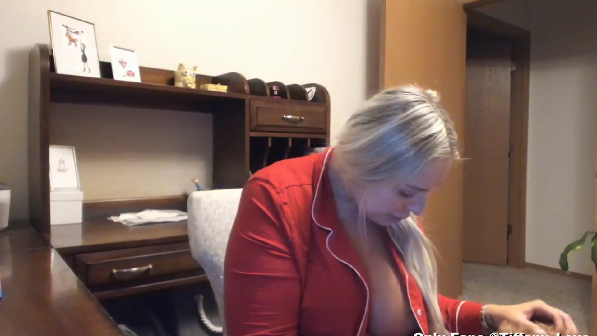 Gallery image thumbnail from KissMyTitsPls's myfreecams stream on, 12/25/2023, 05:03 image 15 of 20